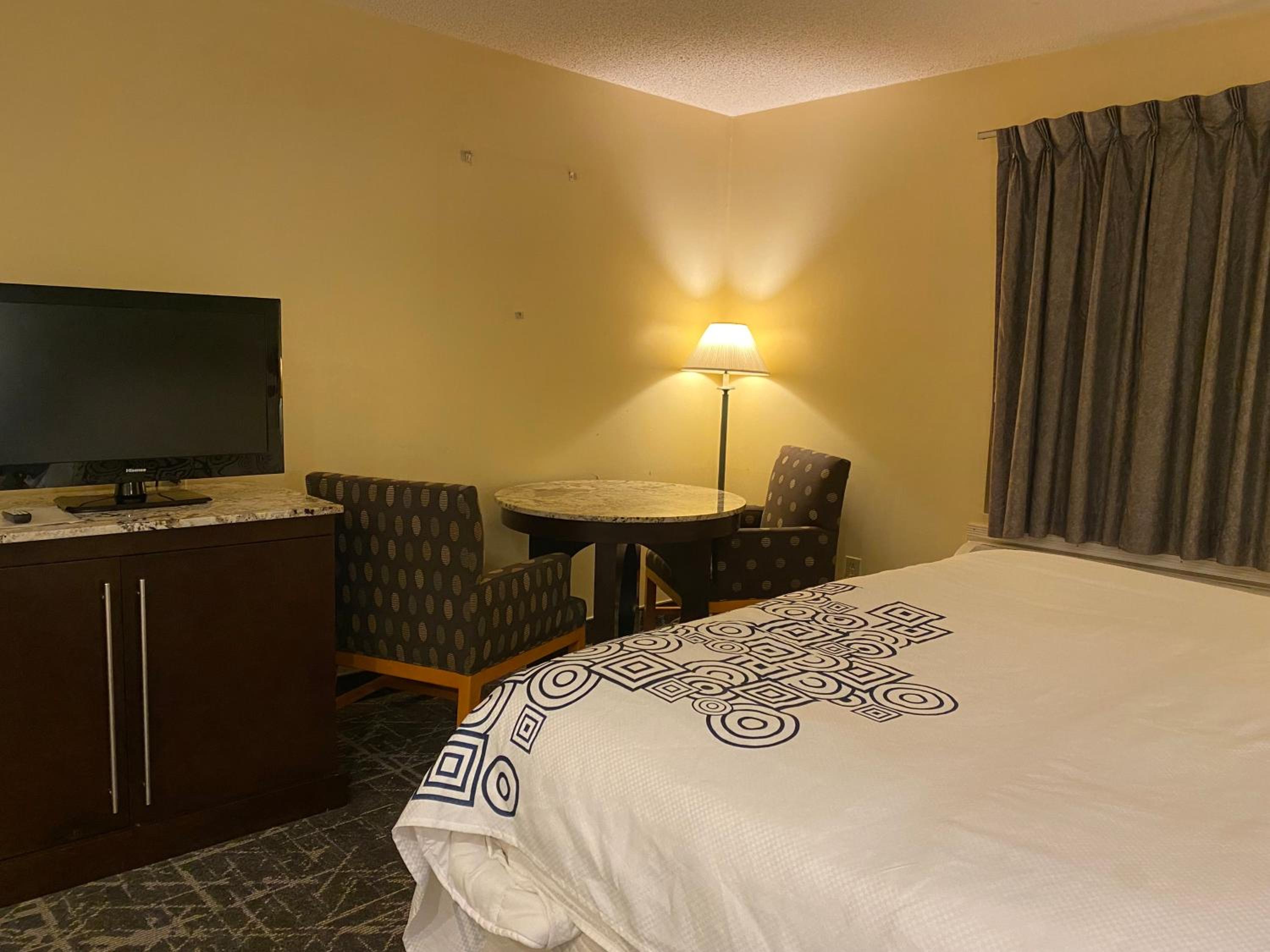King Room - Non-Smoking - Photo 3