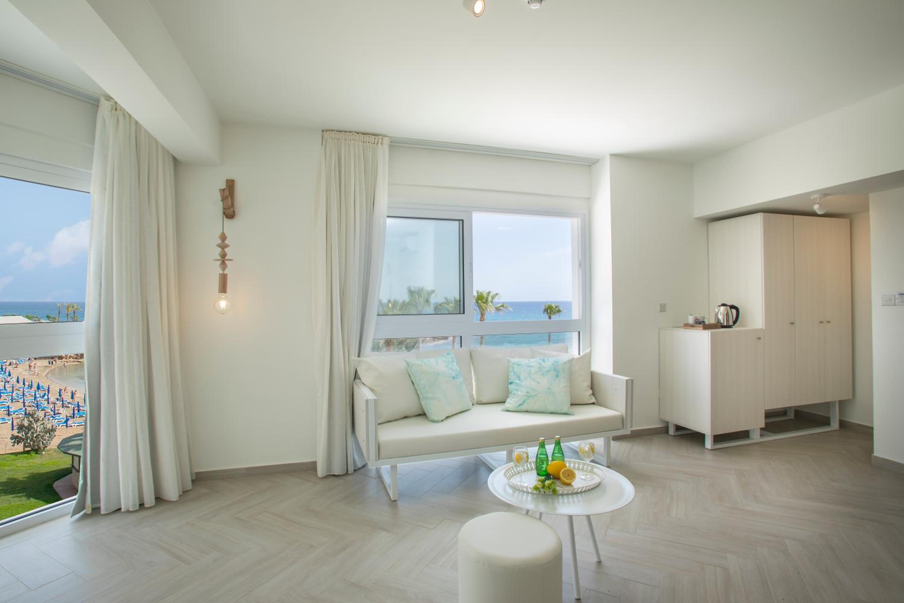 Deluxe Suite with Sea View photo 1