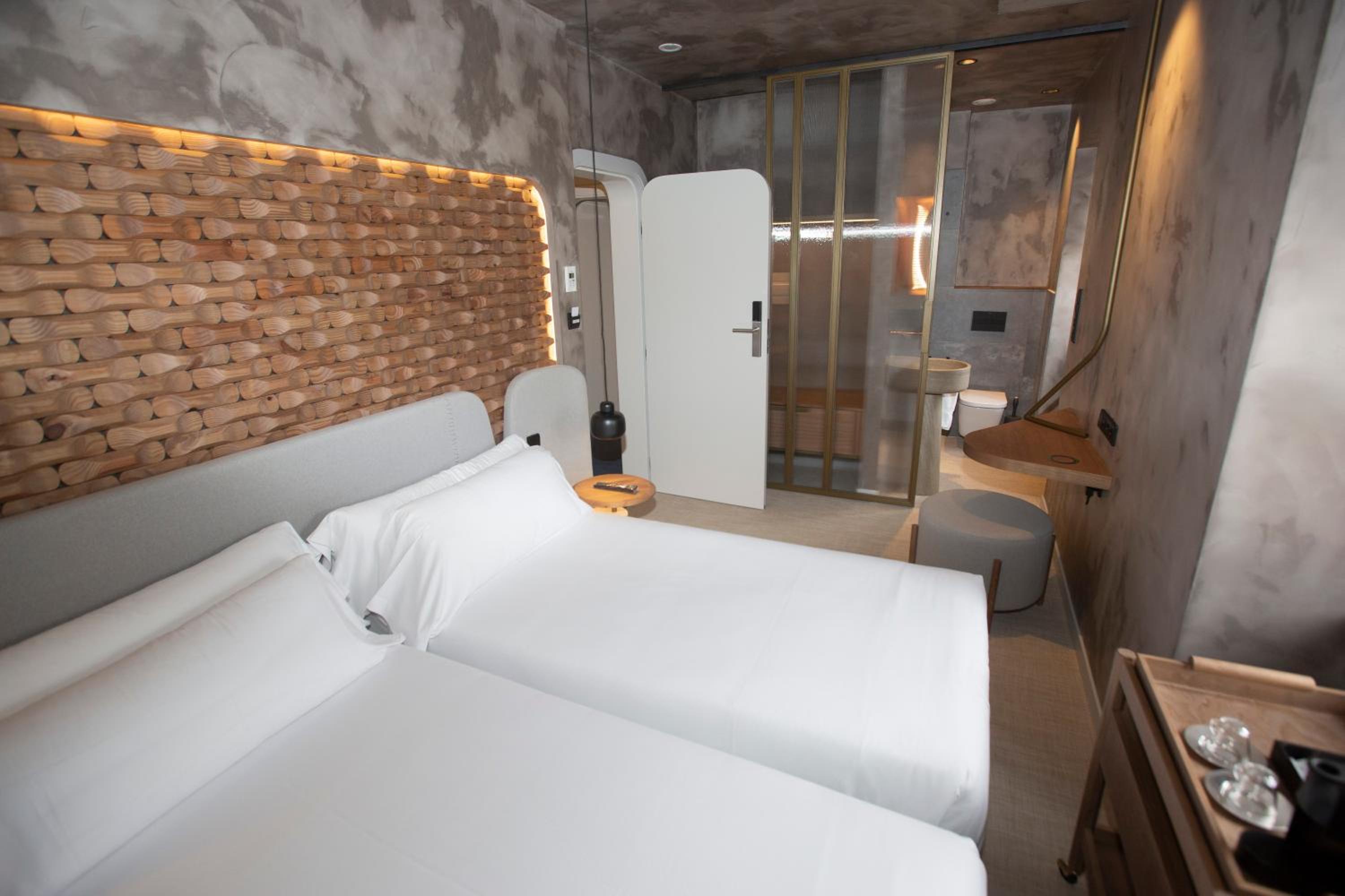 Standard Double Room - Photo 9