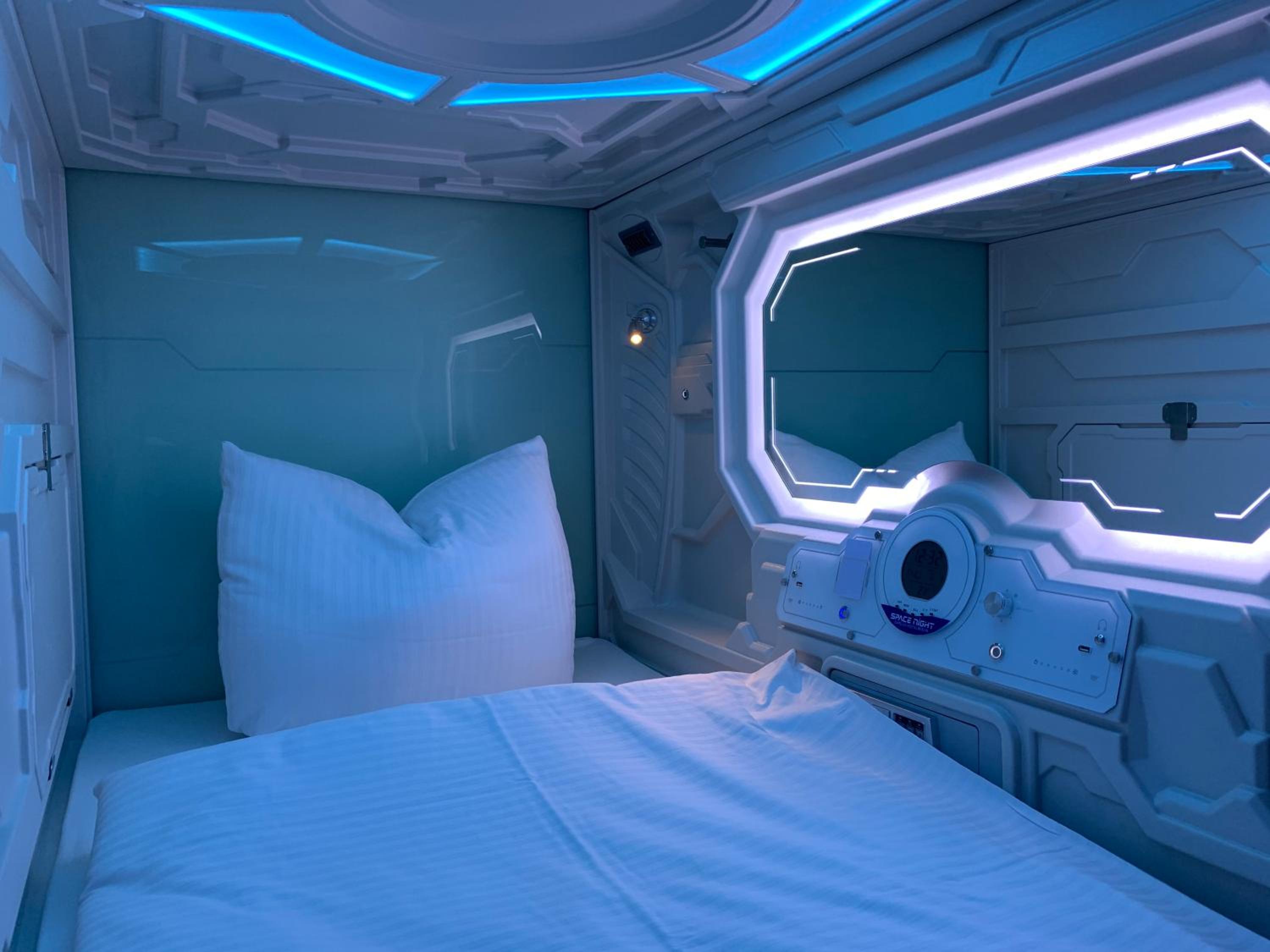 Single Capsule with Shared Bathroom photo 2