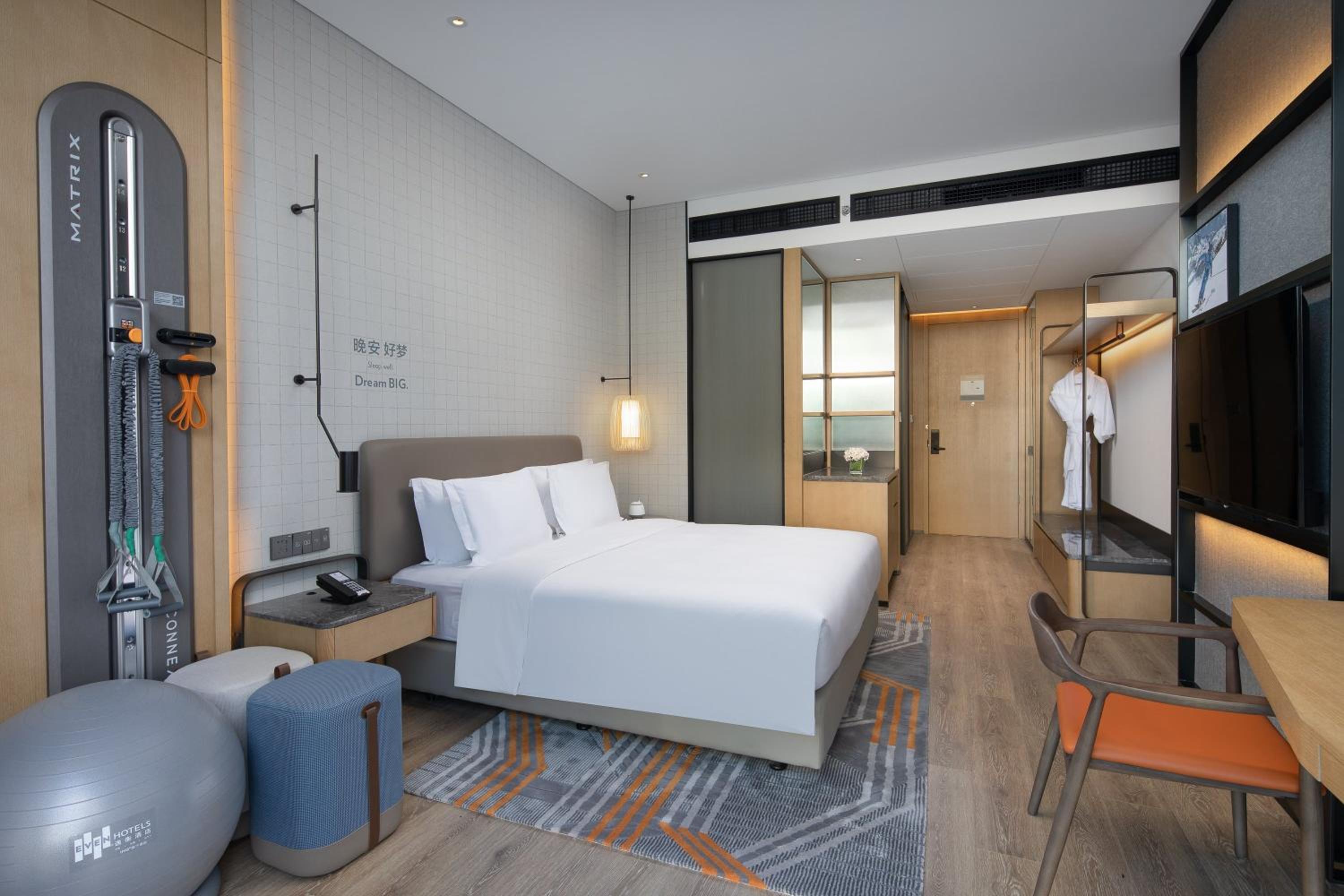 Premium King Room - Photo 3