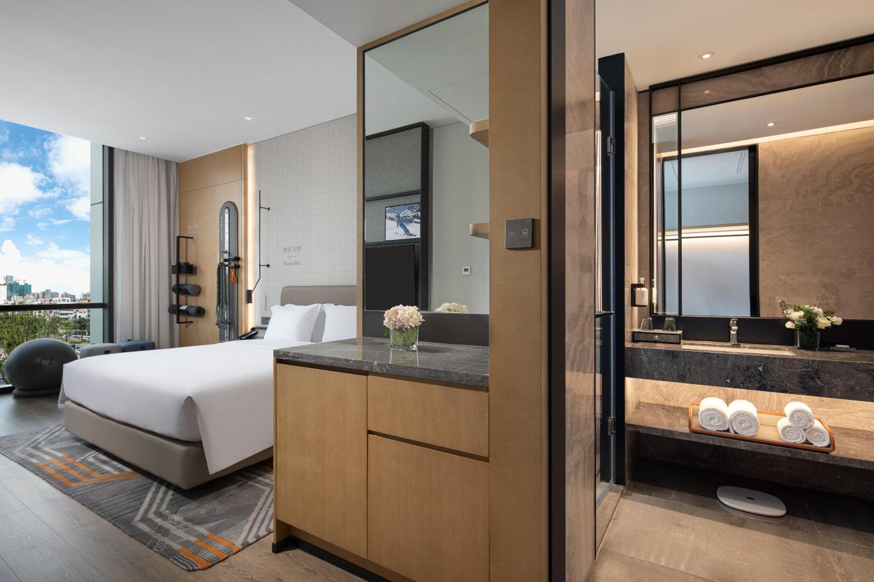 Premium King Room - Photo 6