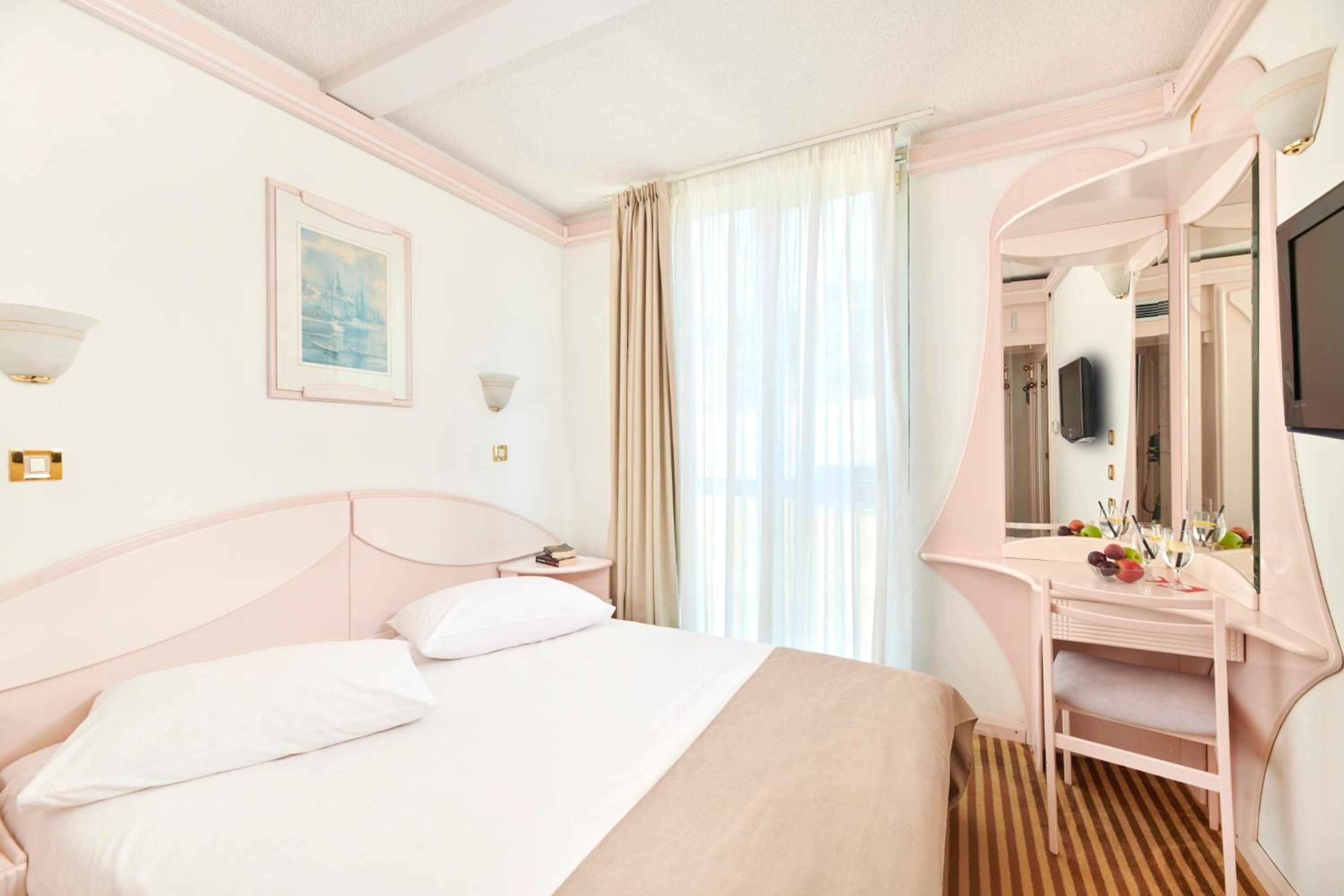 Economy Room With French Bed - Photo 1