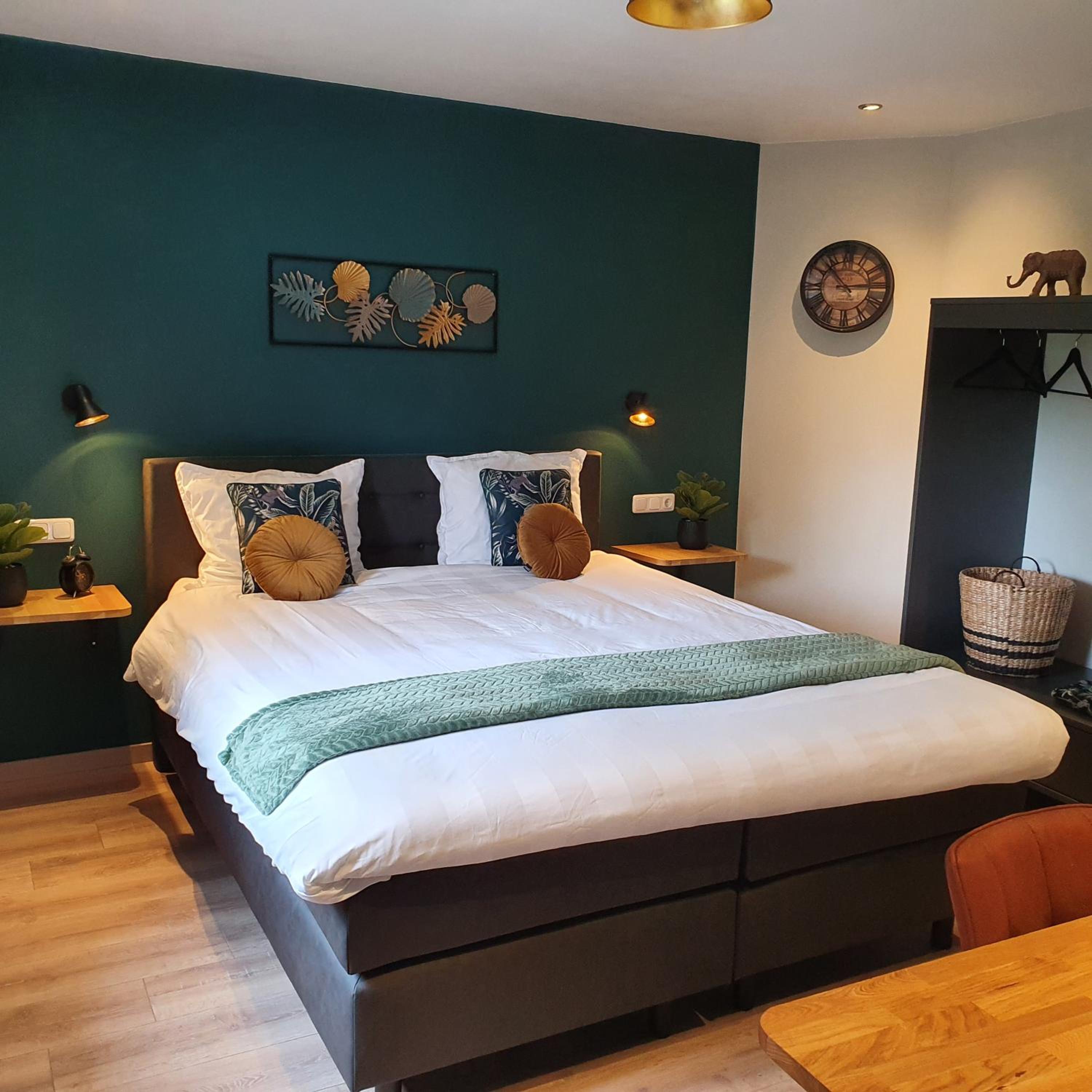 Large Double Room - Photo 9