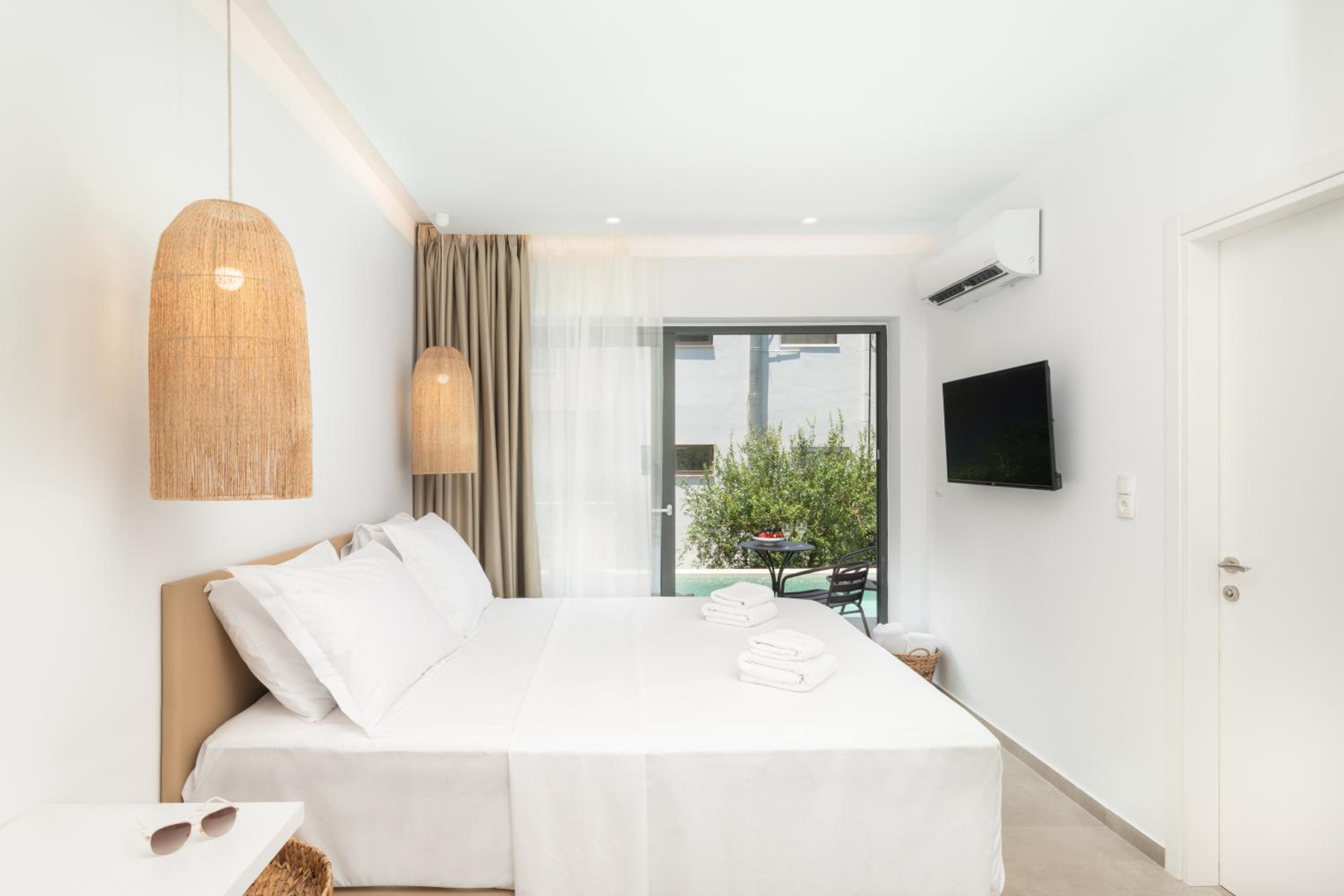 Superior Double Room Sharing Pool