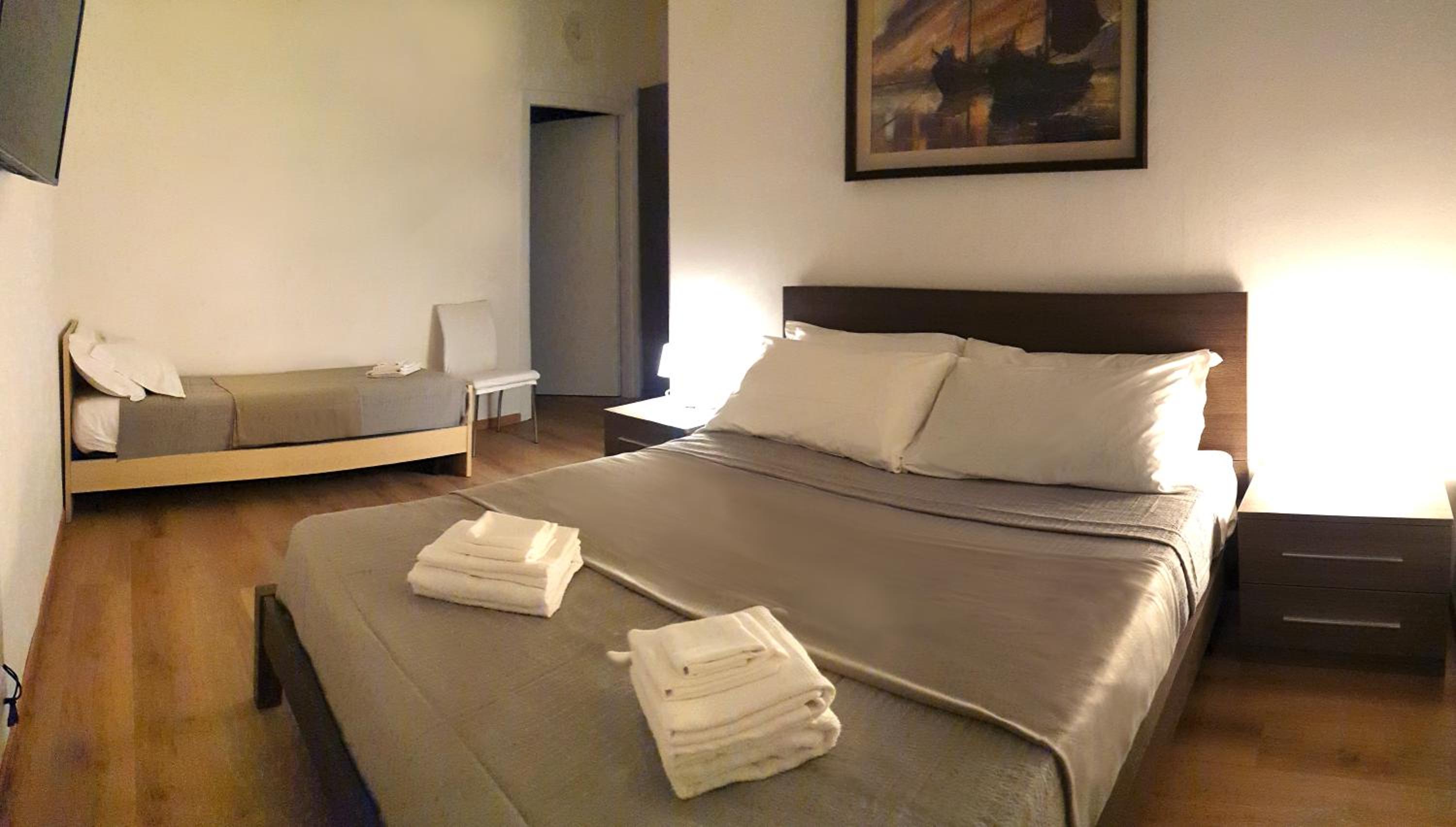 King Room With Roll-In Shower - Disability Access photo 2