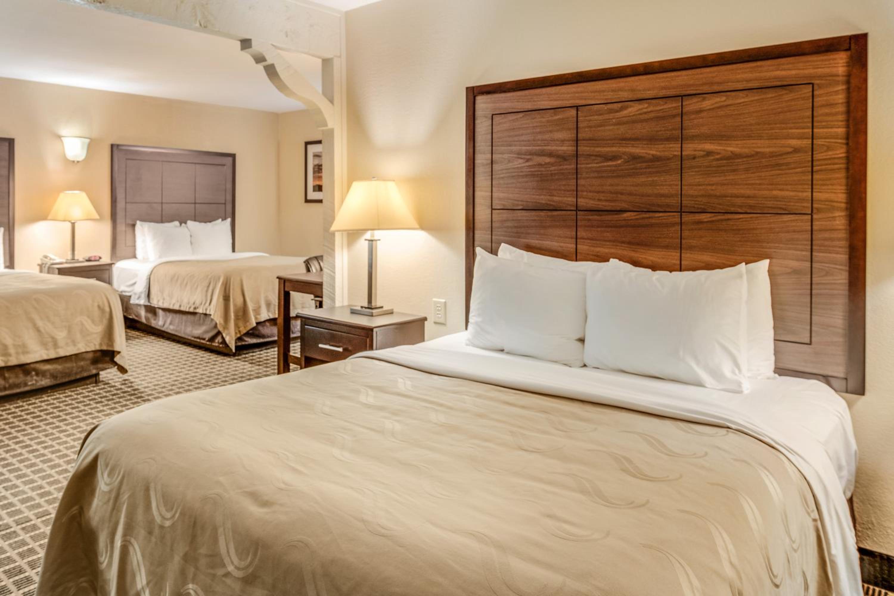 Standard Queen Room with Three Queen Beds - Non Smoking photo 2