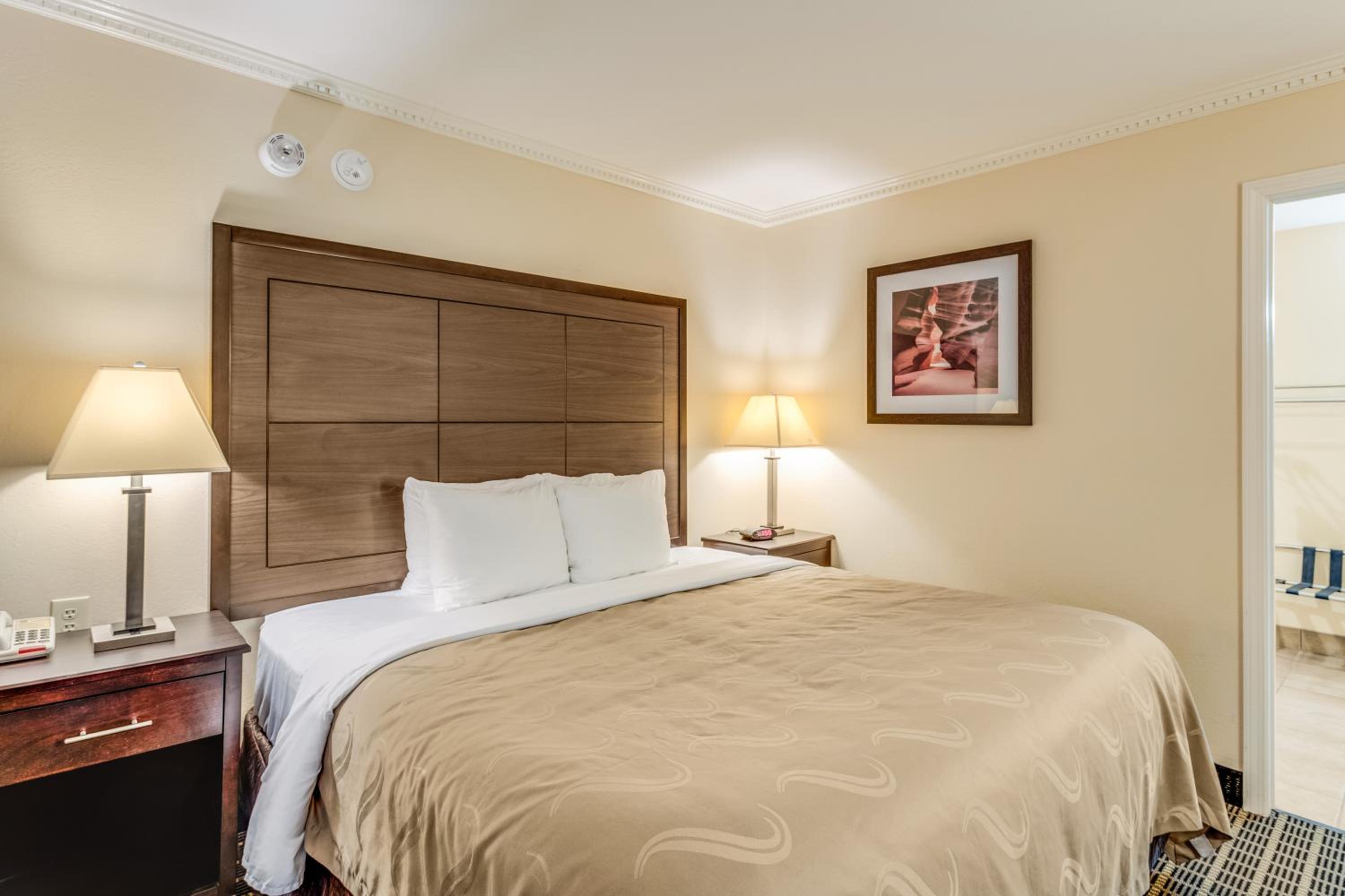 King Room with Roll-In Shower - Accessible/Non Smoking photo 1