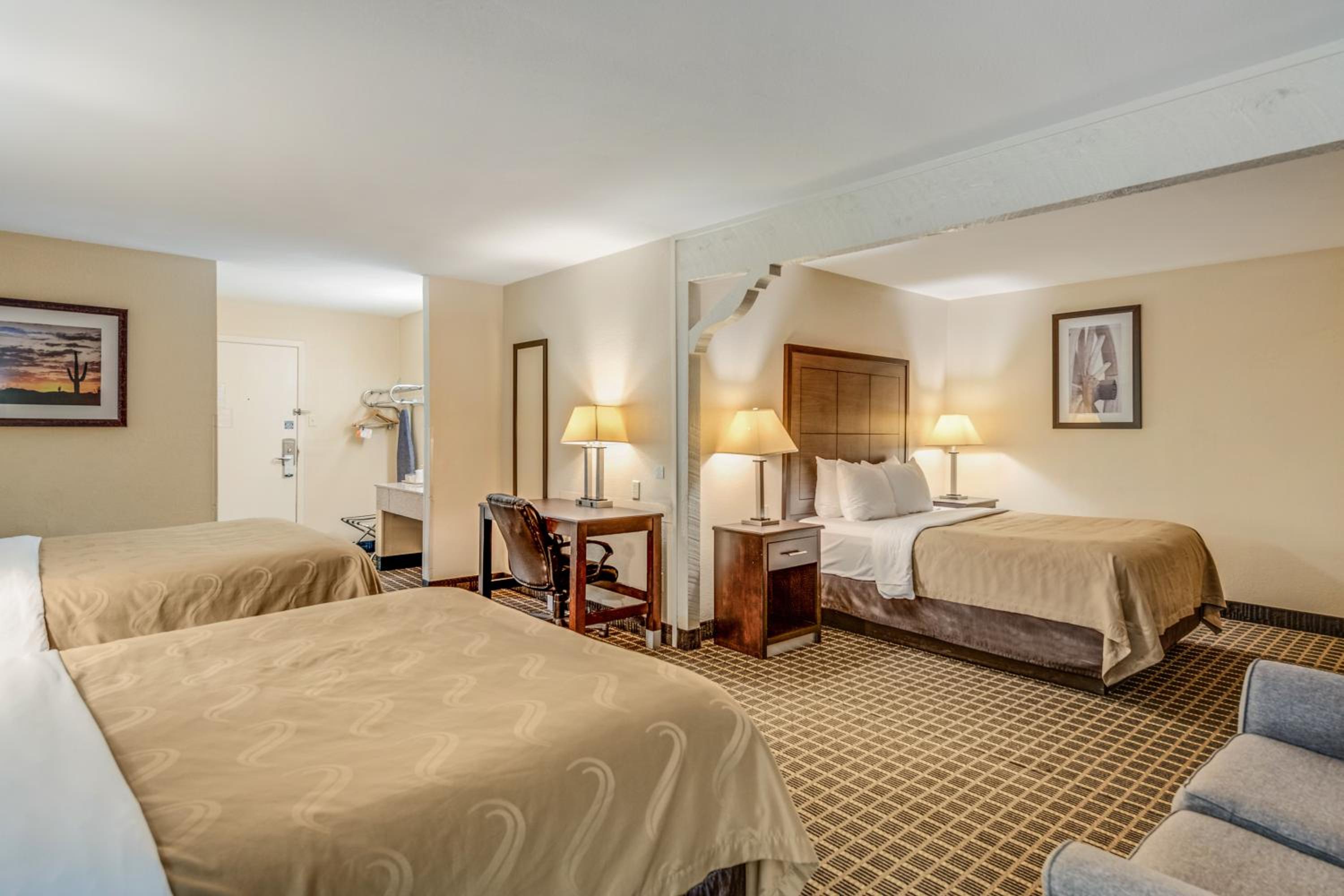 Standard Queen Room with Three Queen Beds - Non Smoking photo 3