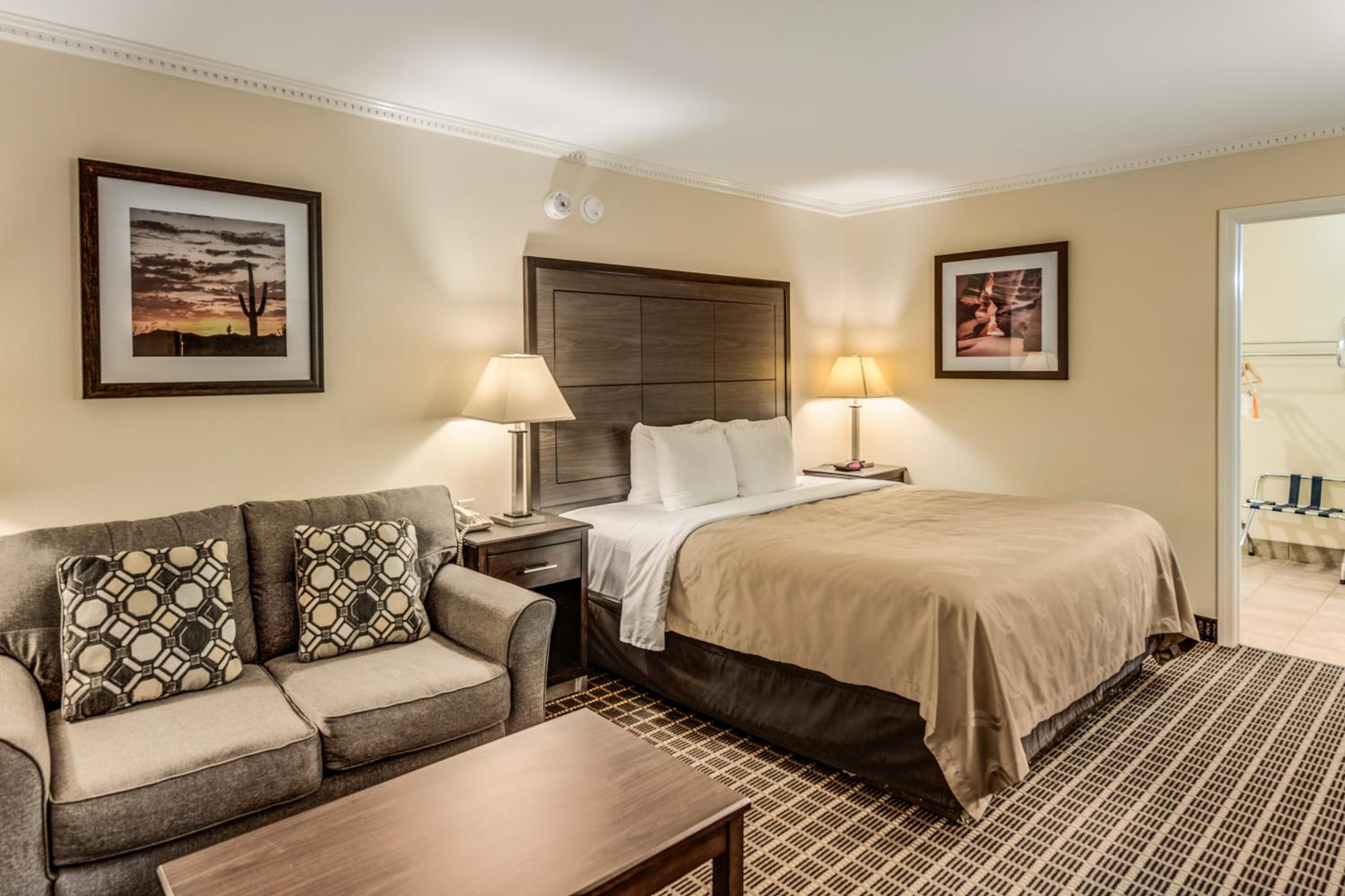 King Room with Roll-In Shower - Accessible/Non Smoking photo 3