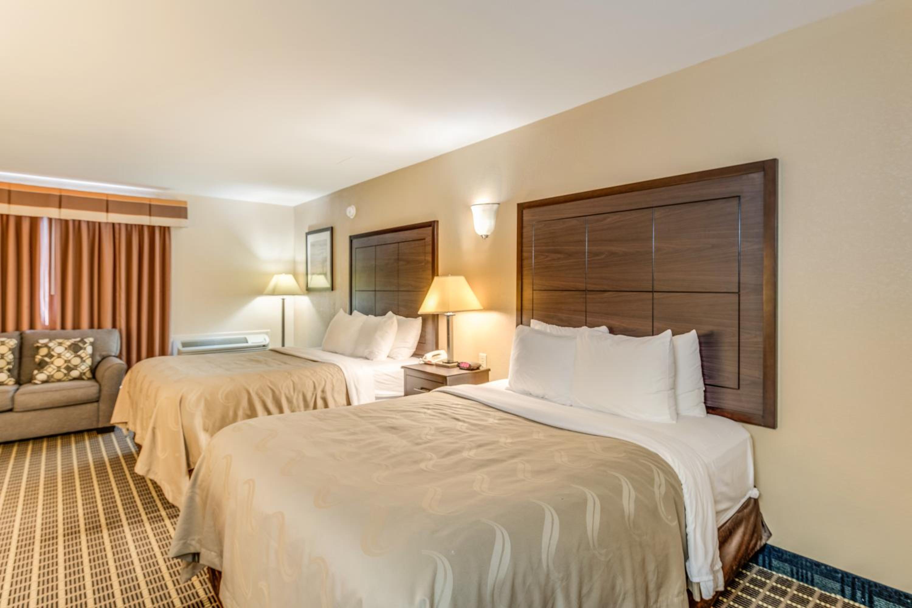 Standard Queen Room with Three Queen Beds - Non Smoking/Pet Friendly photo 2
