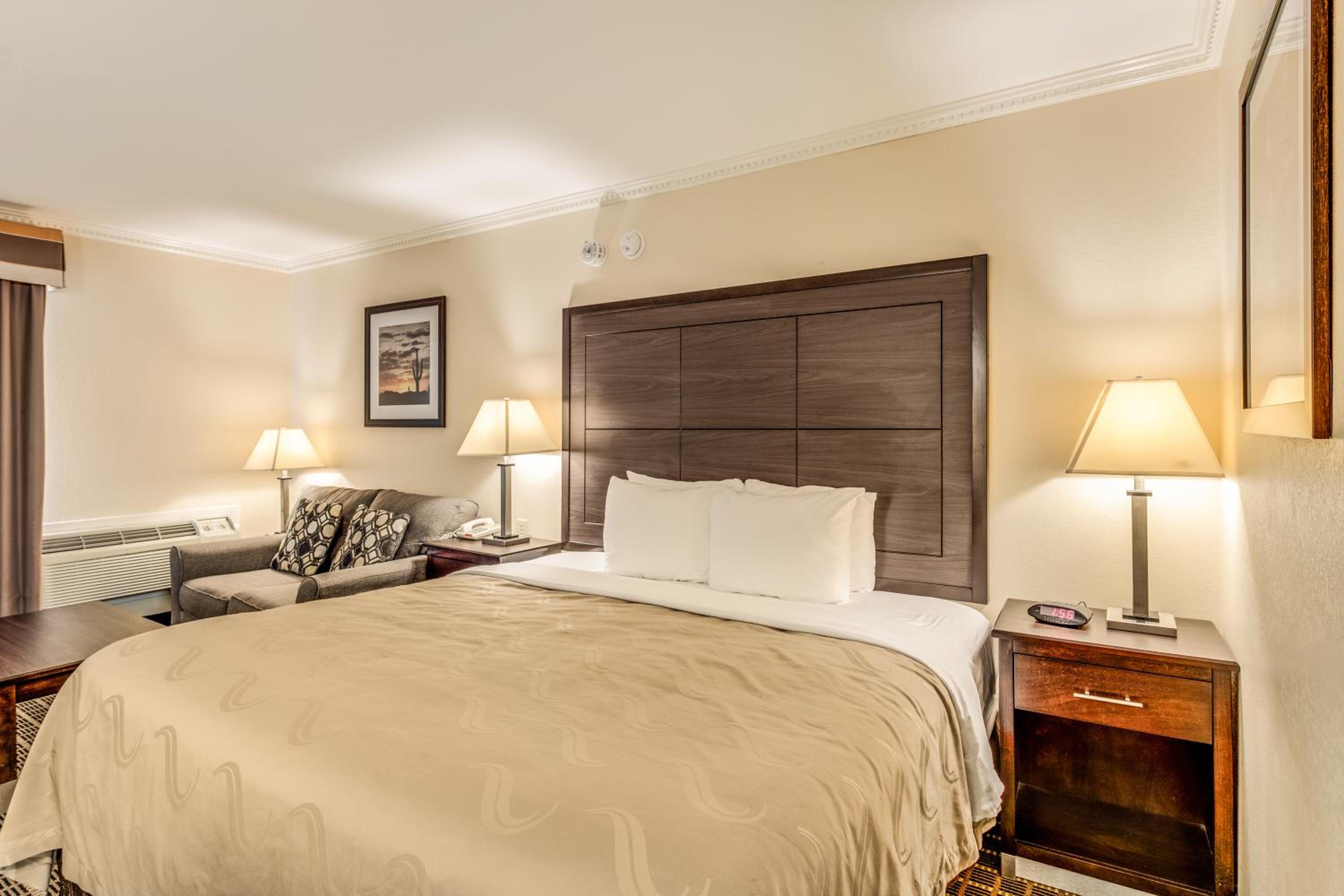 King Room with Roll-In Shower - Accessible/Non Smoking photo 2