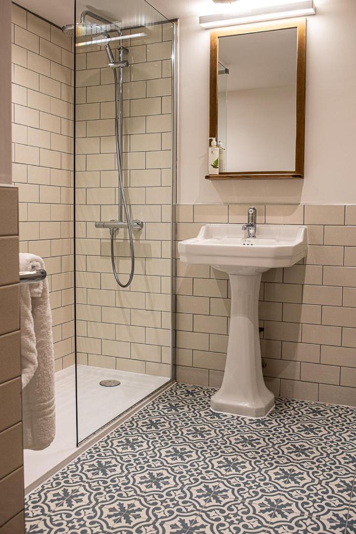 Double or Twin Room with Private Bathroom - Photo 6