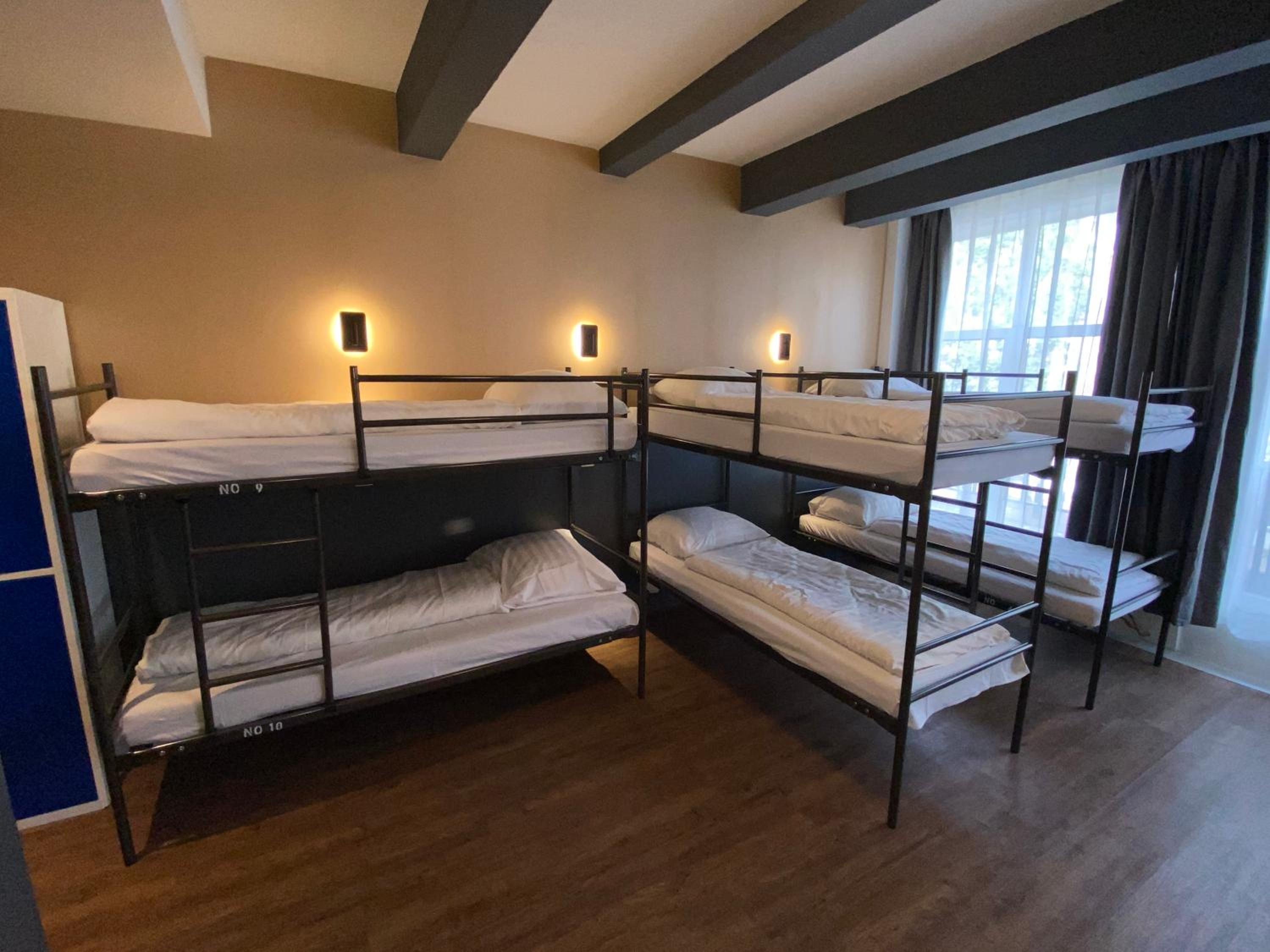 10-Bed Mixed Dormitory Room photo 1