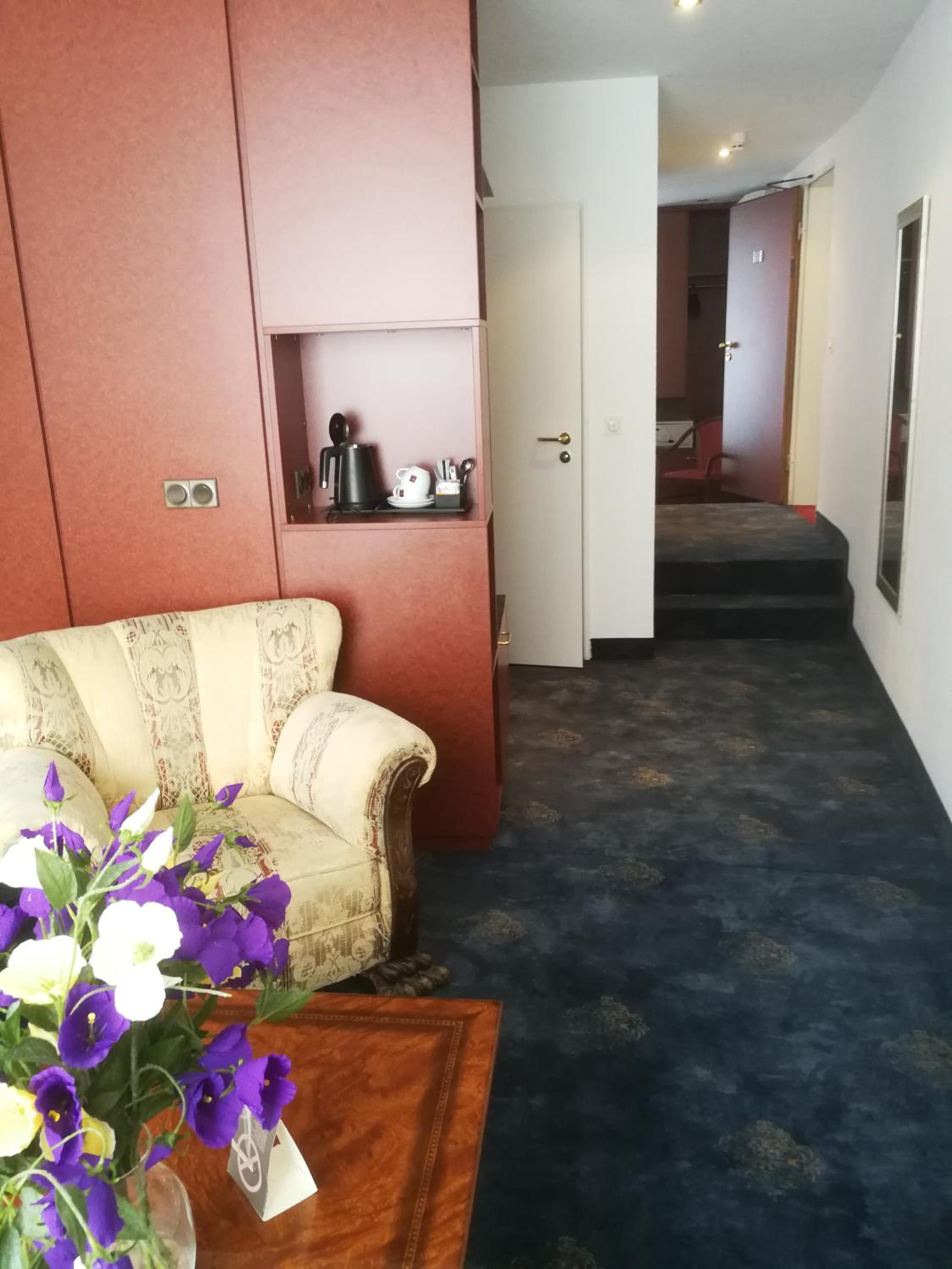 Suite - Photo 1