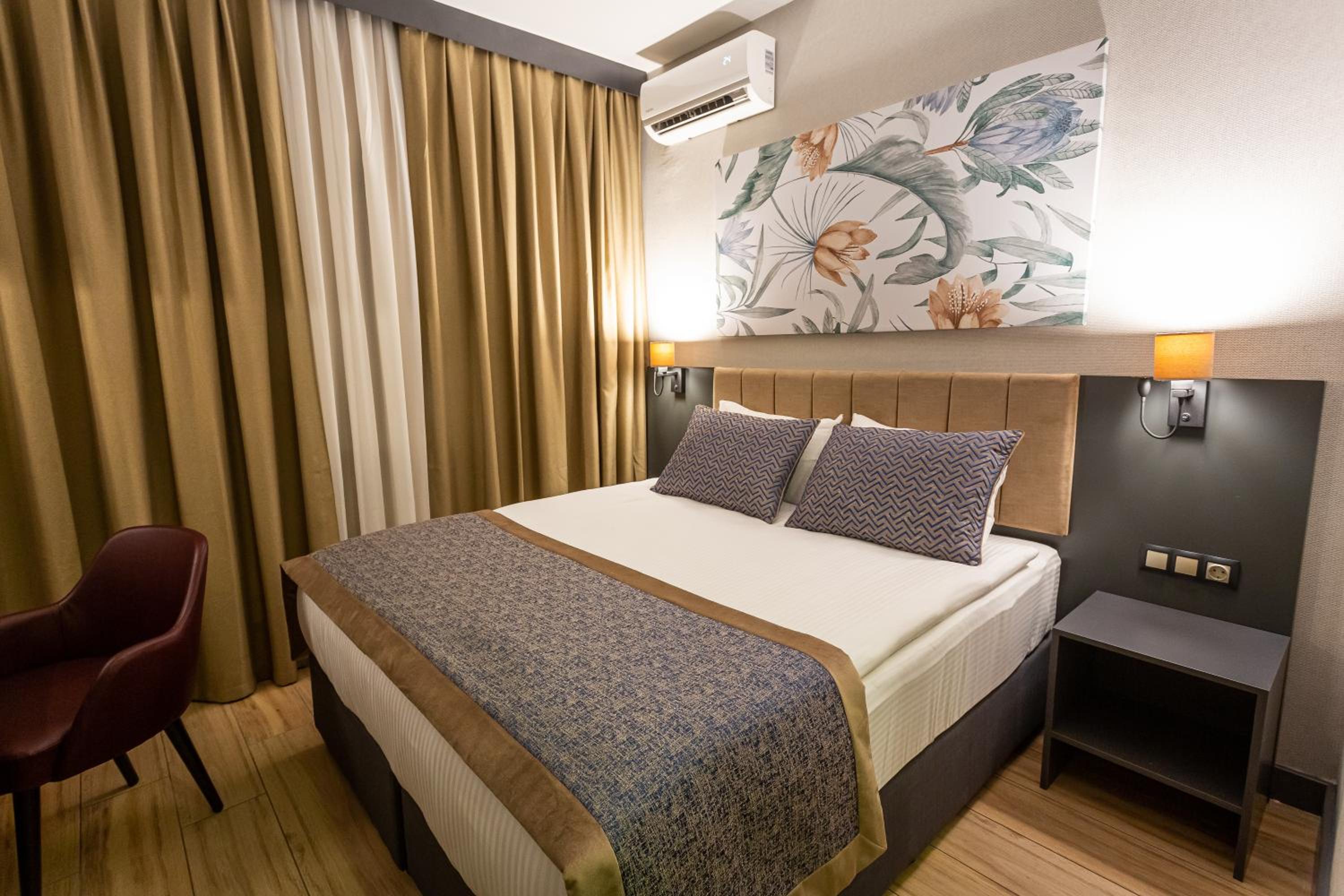 Standard King Room - Photo 7