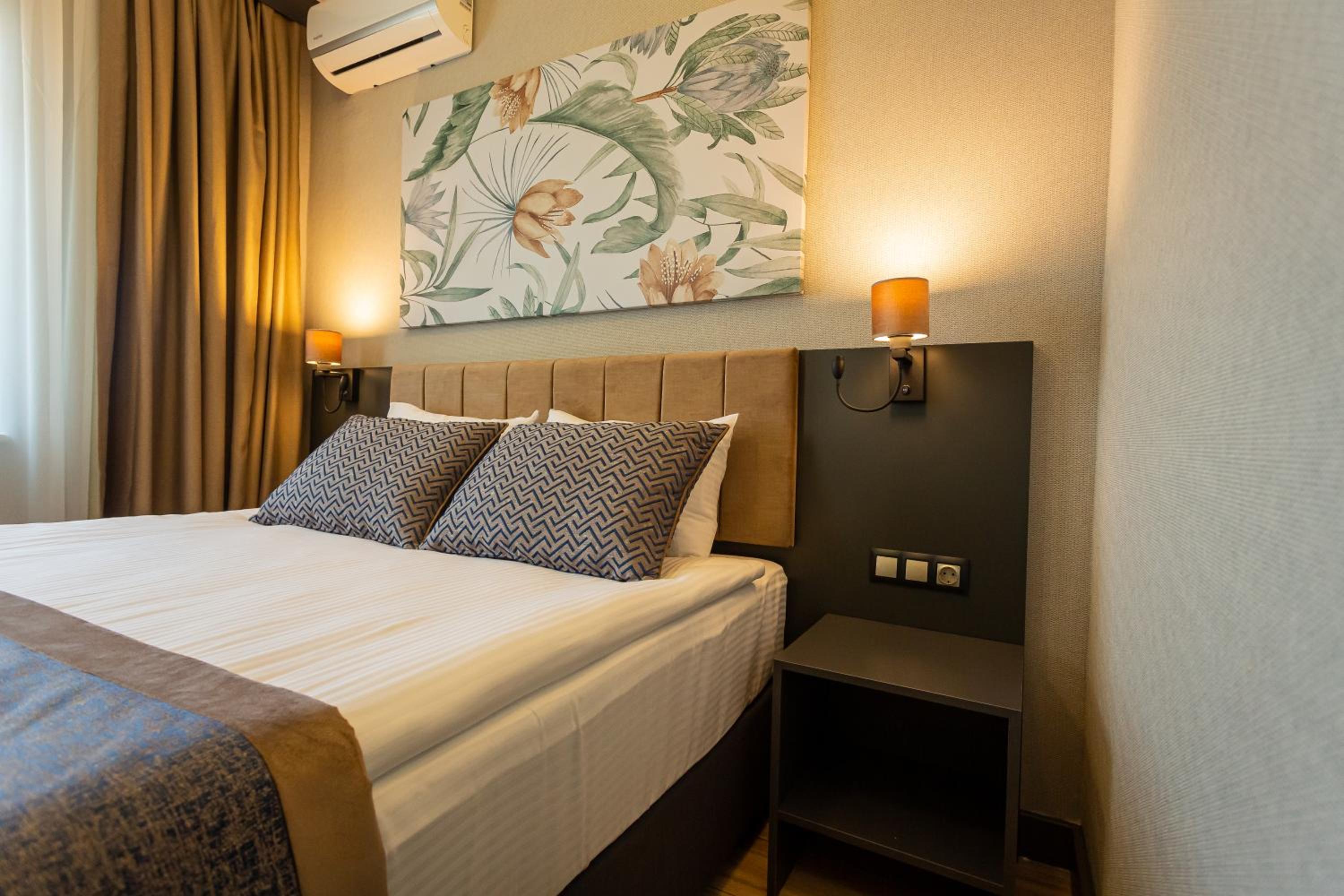 Standard King Room - Photo 8