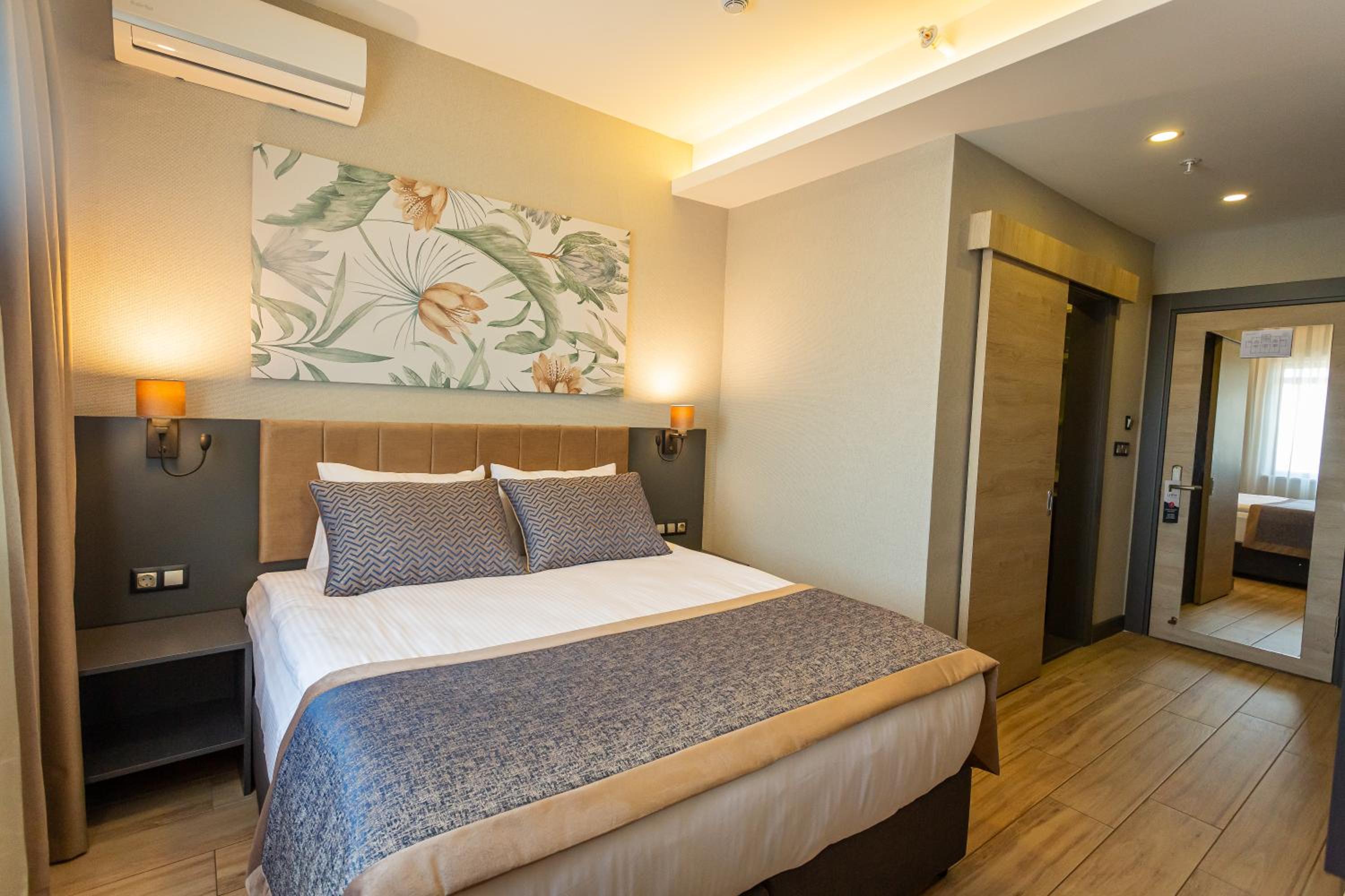 Standard King Room - Photo 9
