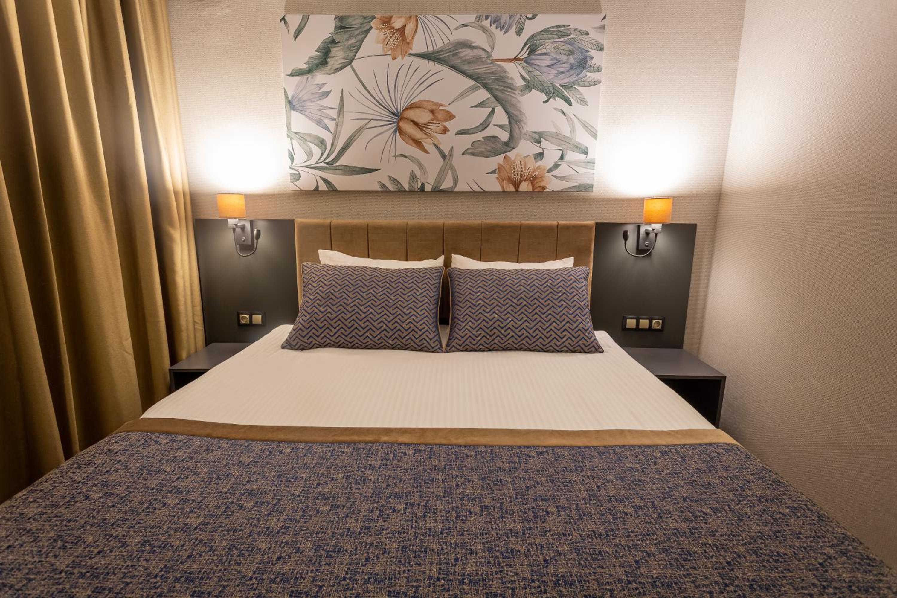 Standard King Room - Photo 10