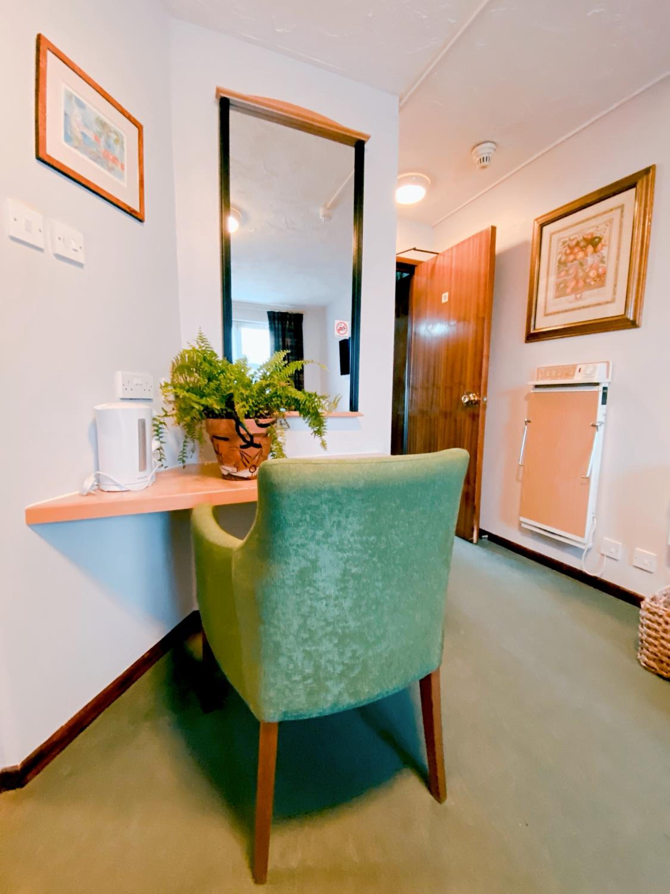 Standard Twin Room - Photo 6