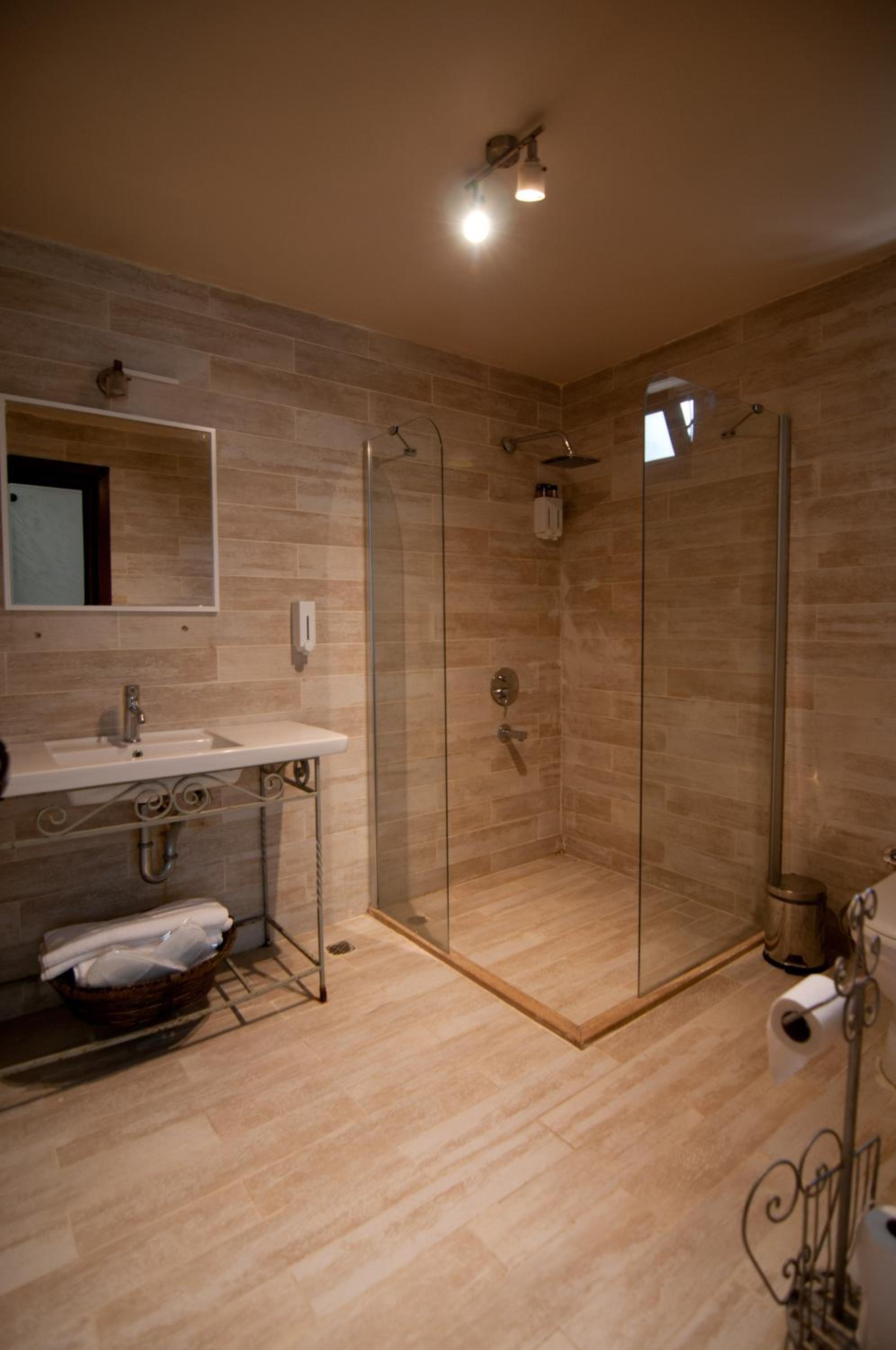 Deluxe Double Room With Bath photo 3