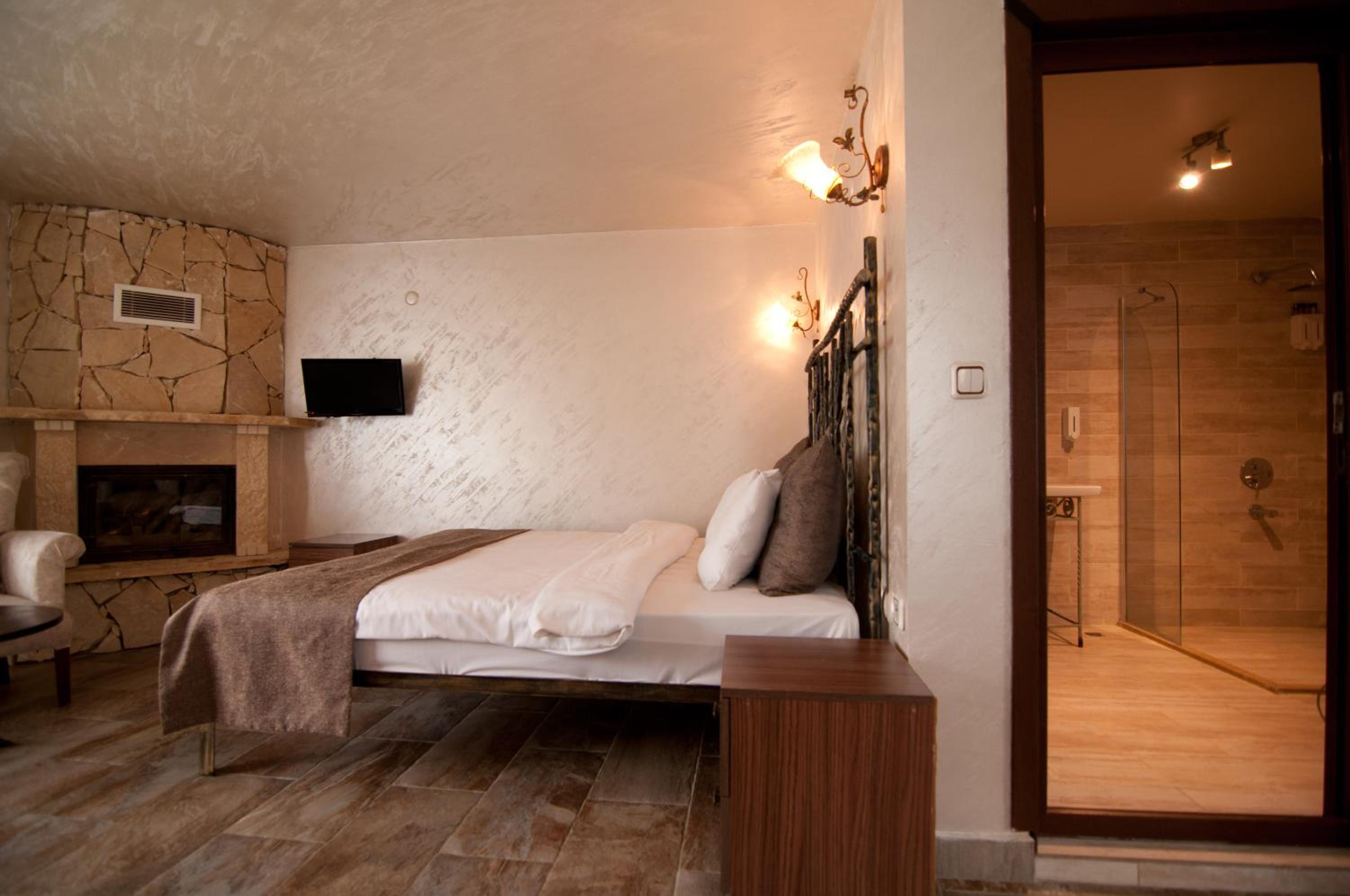 Deluxe Double Room With Bath photo 2