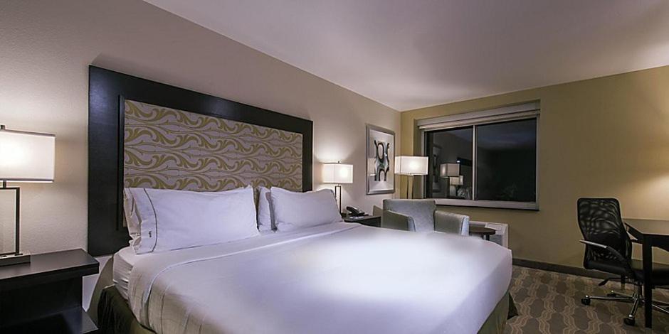 Standard King Room - Communications Accessible photo 1