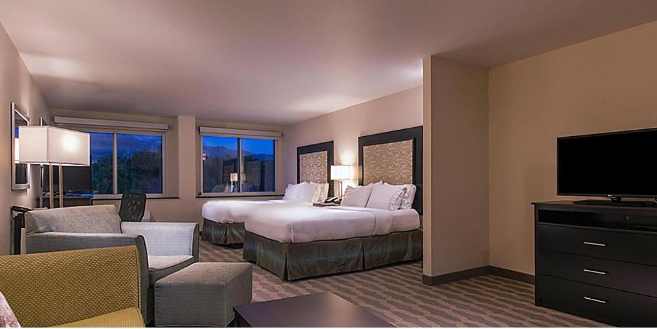 King Suite with Two King Beds/Mountain View/Sofa Bed photo 1