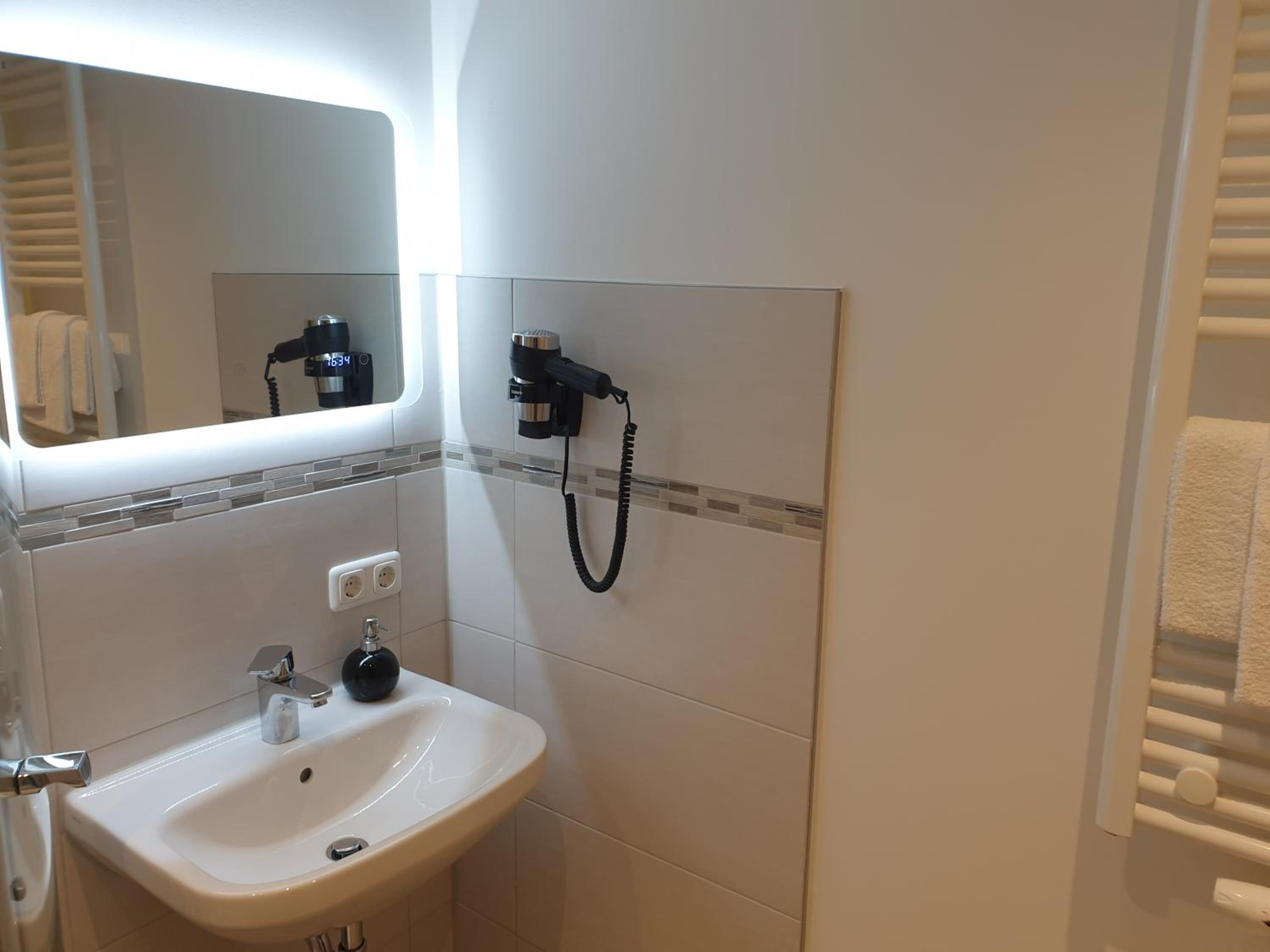 Double Room with Private Bathroom - Photo 2