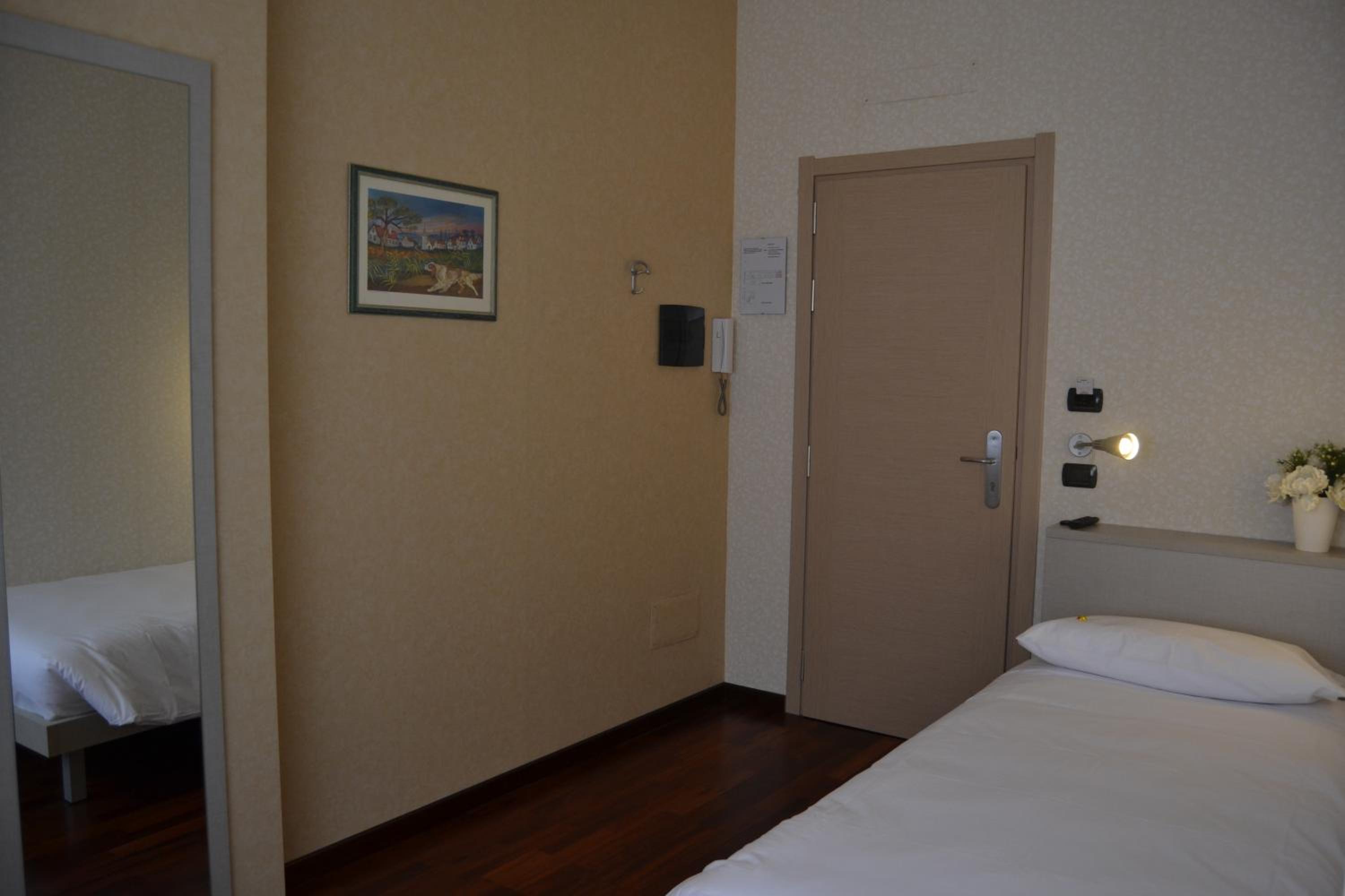 Single Room photo 3