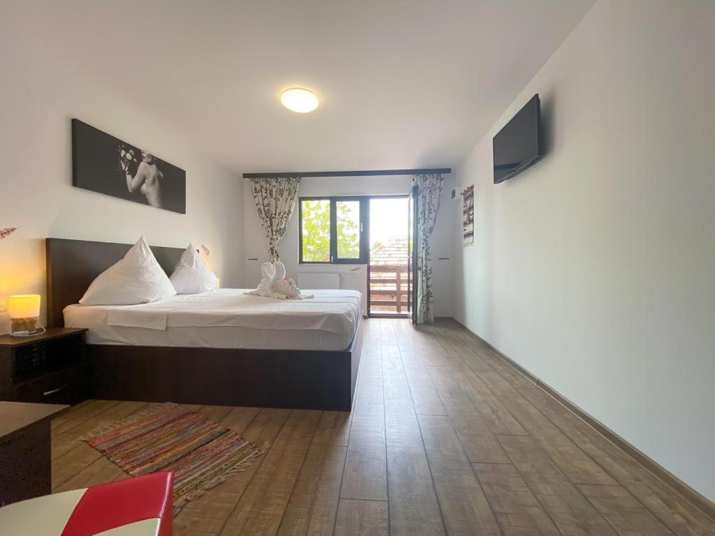 Double Room - Photo 16