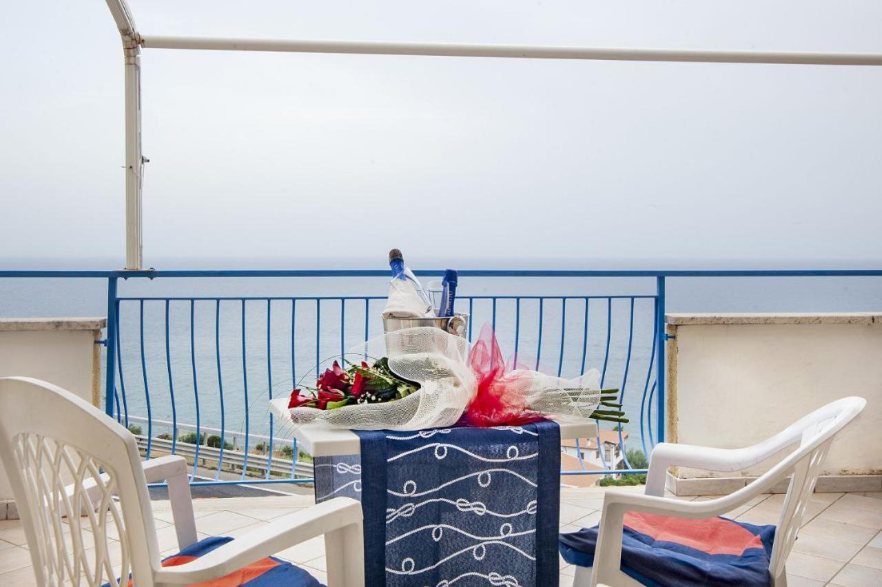 Double Room with Balcony and Sea View photo 3