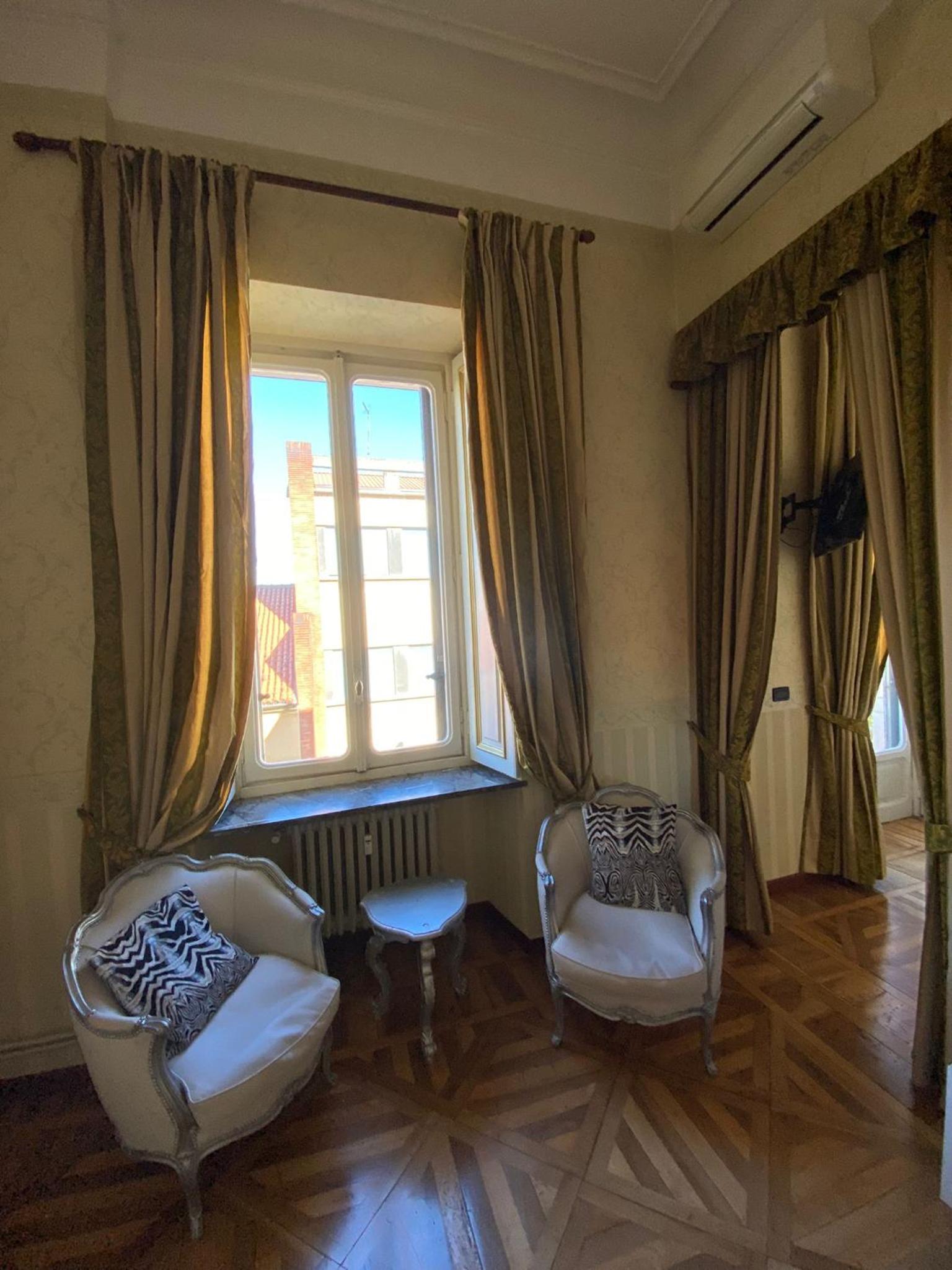 Suite with Balcony - Photo 6