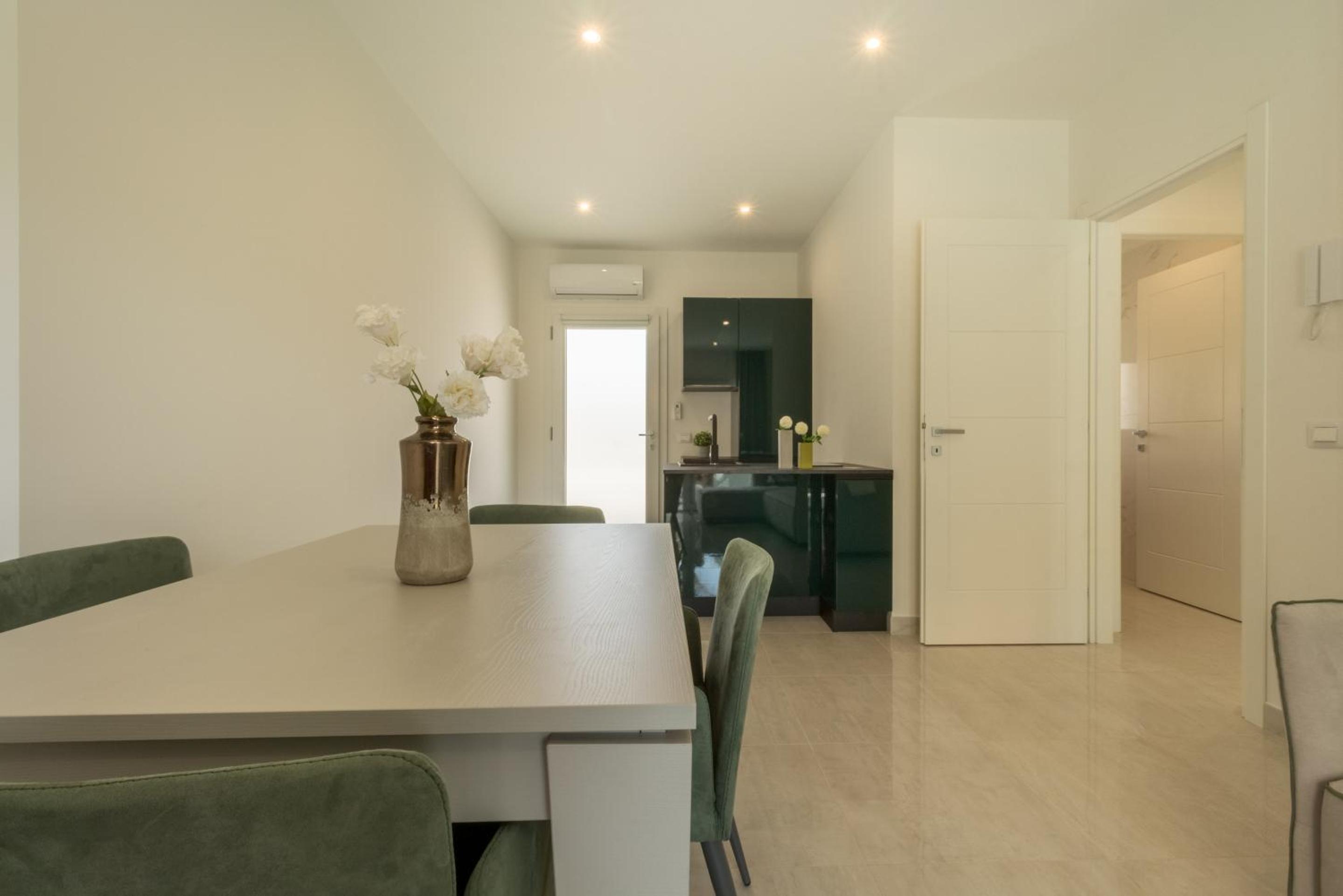 Two-Bedroom Deluxe Apartment with Garden View photo 2