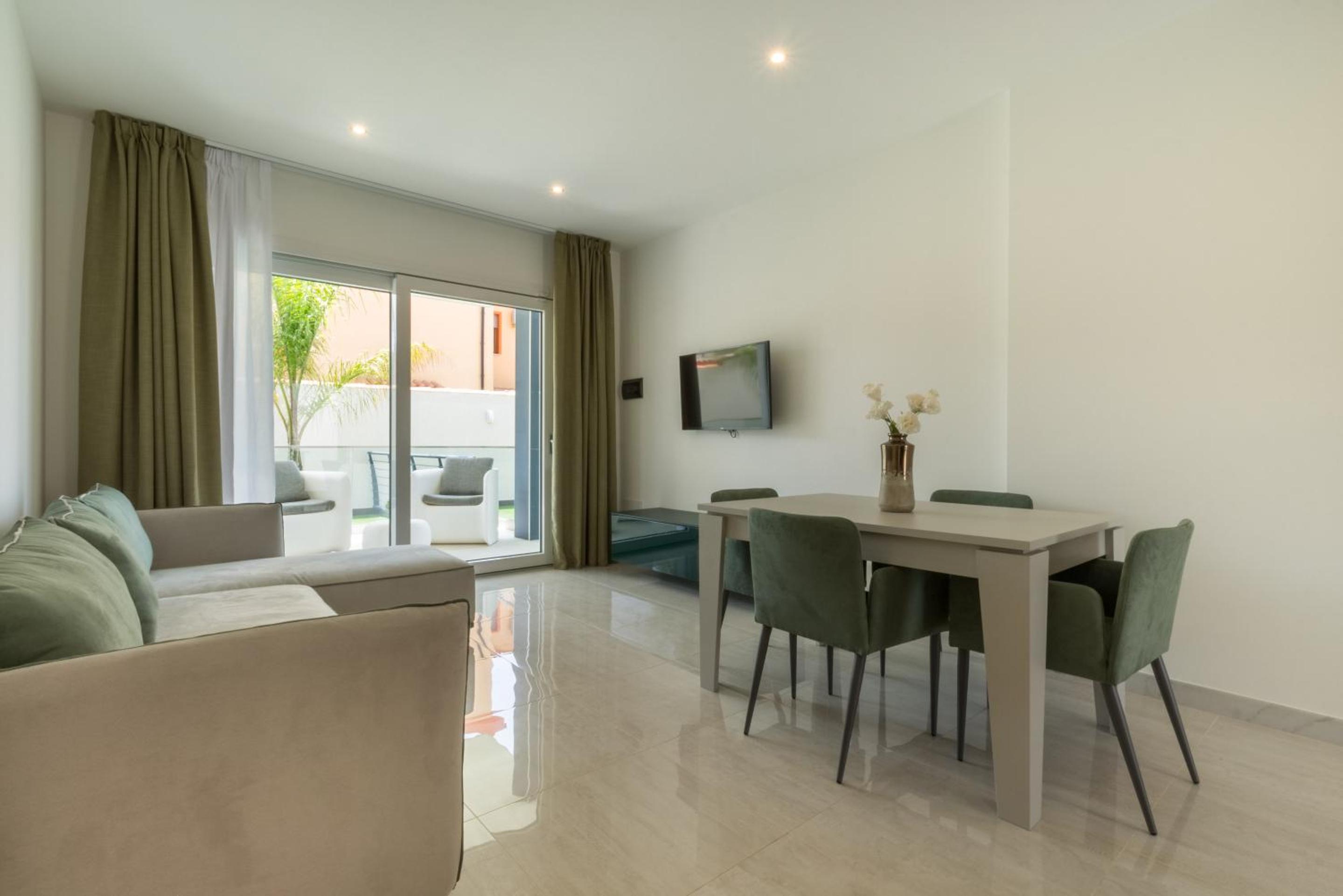 Two-Bedroom Deluxe Apartment with Garden View photo 1
