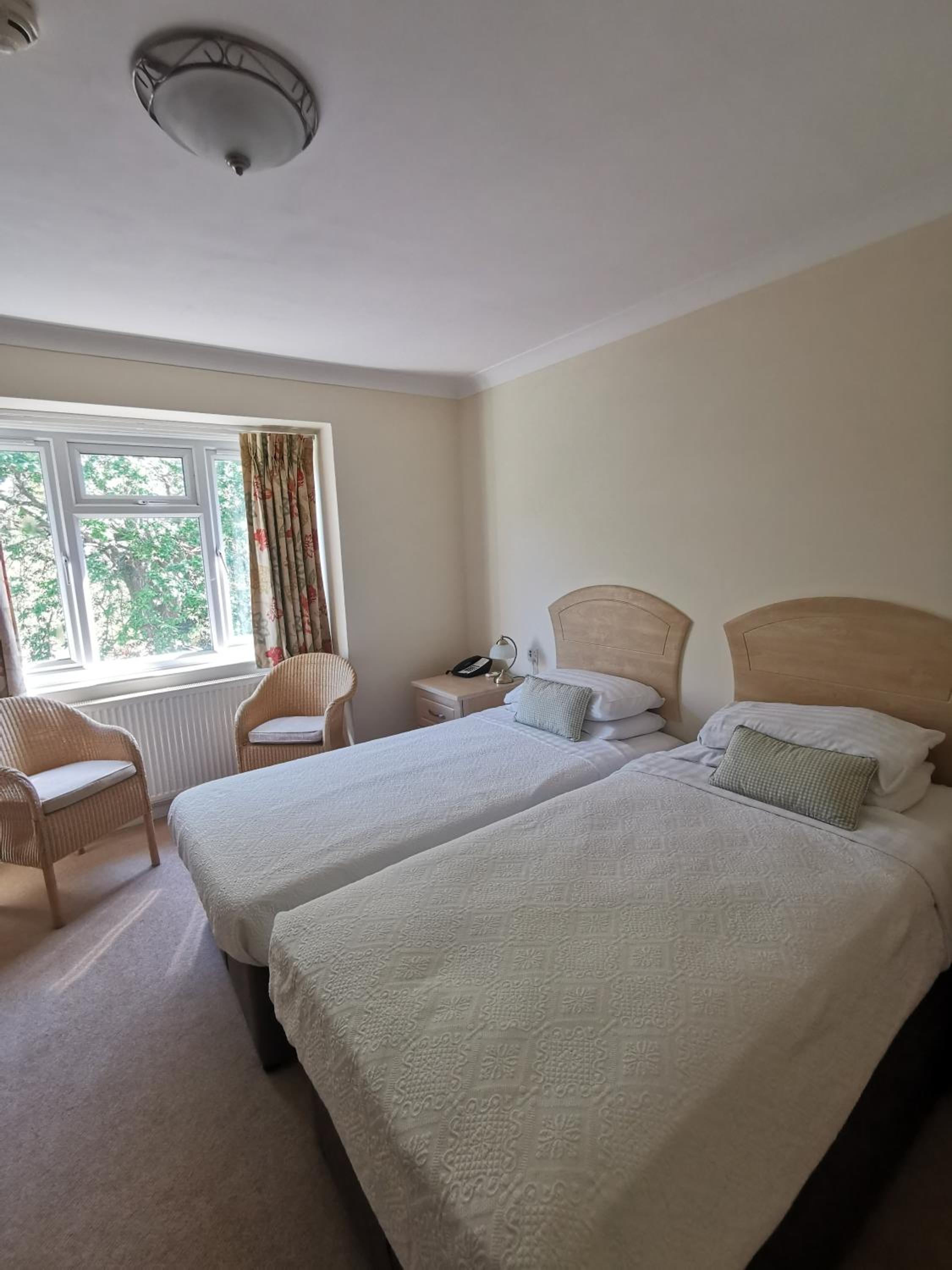 Standard Twin Room - Photo 4