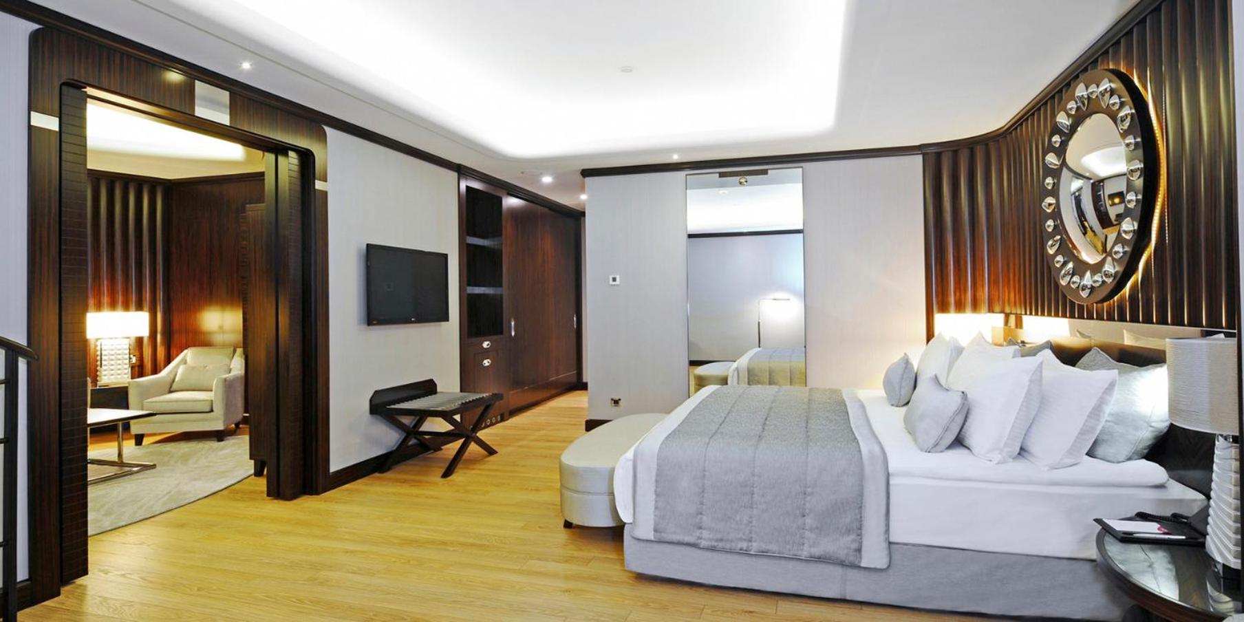 One-Bedroom King Suite with City View - Smoking