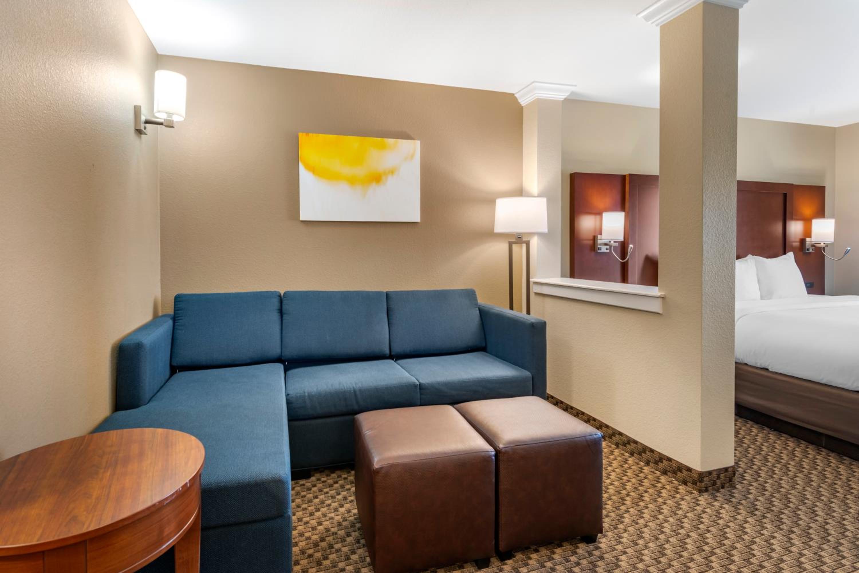 King Suite - Non-Smoking - Photo 6