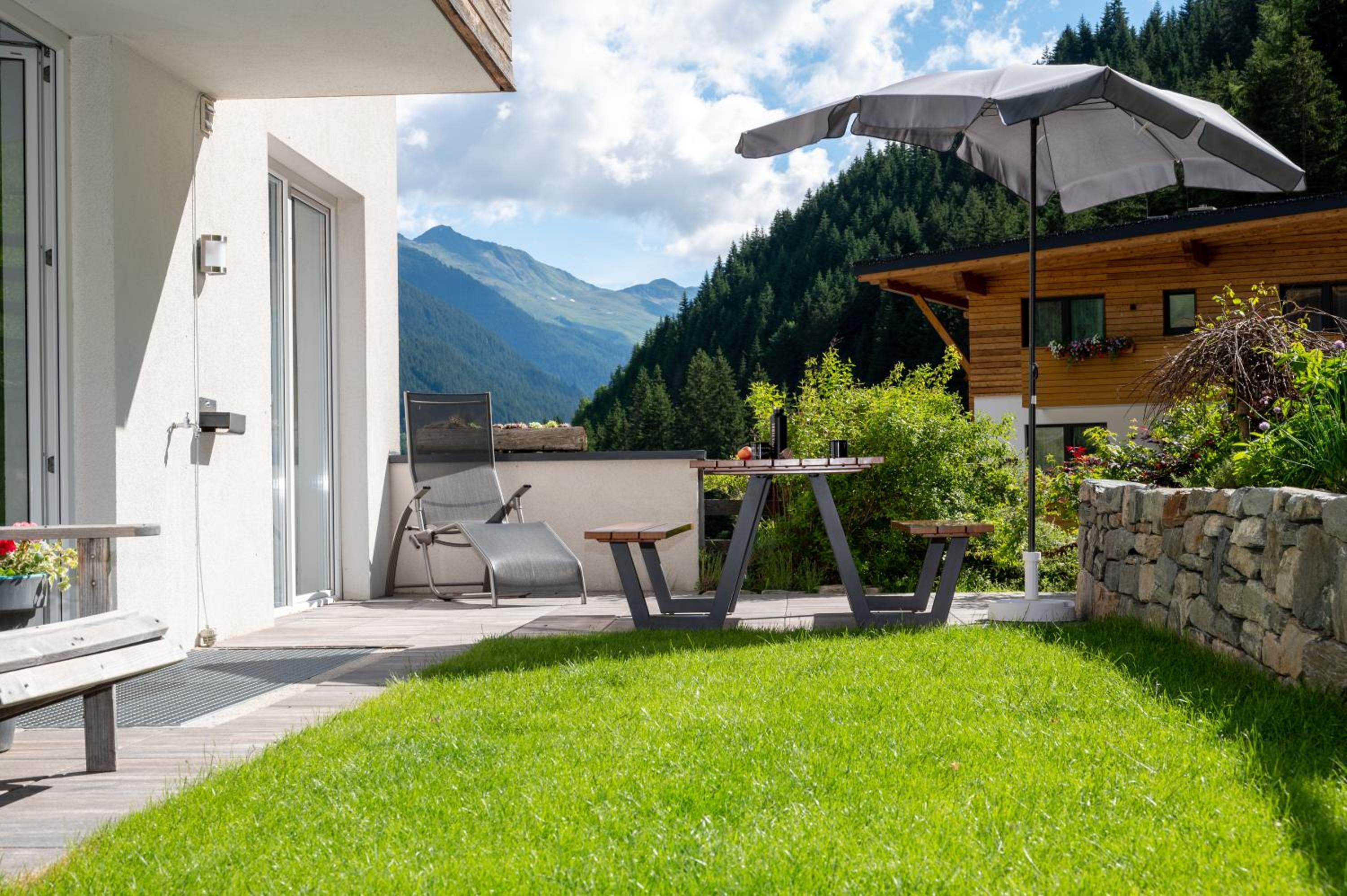  Three-Bedroom Apartment with Private Terrace  - Photo 8