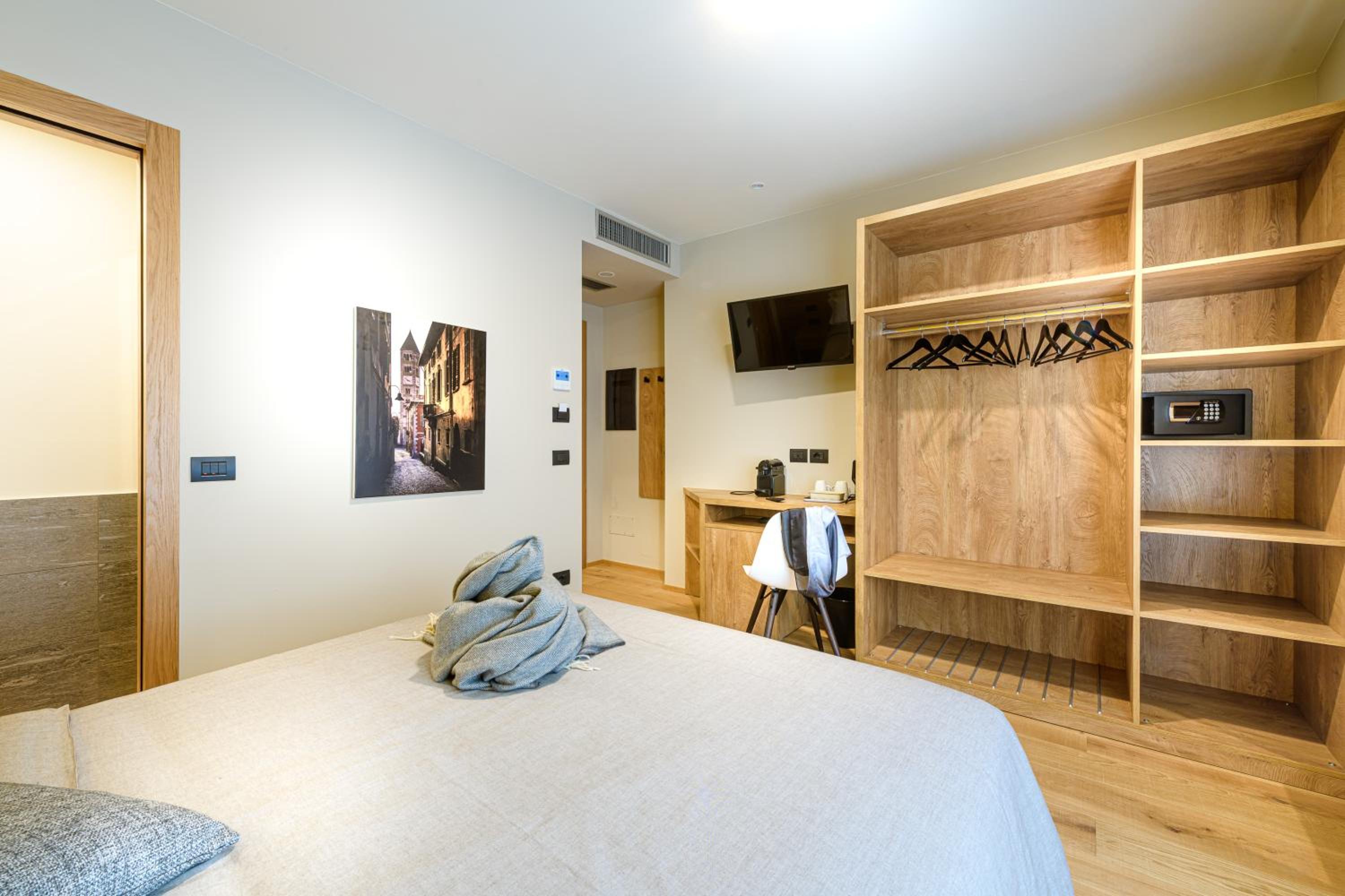 Deluxe Double Room with Shower photo 2