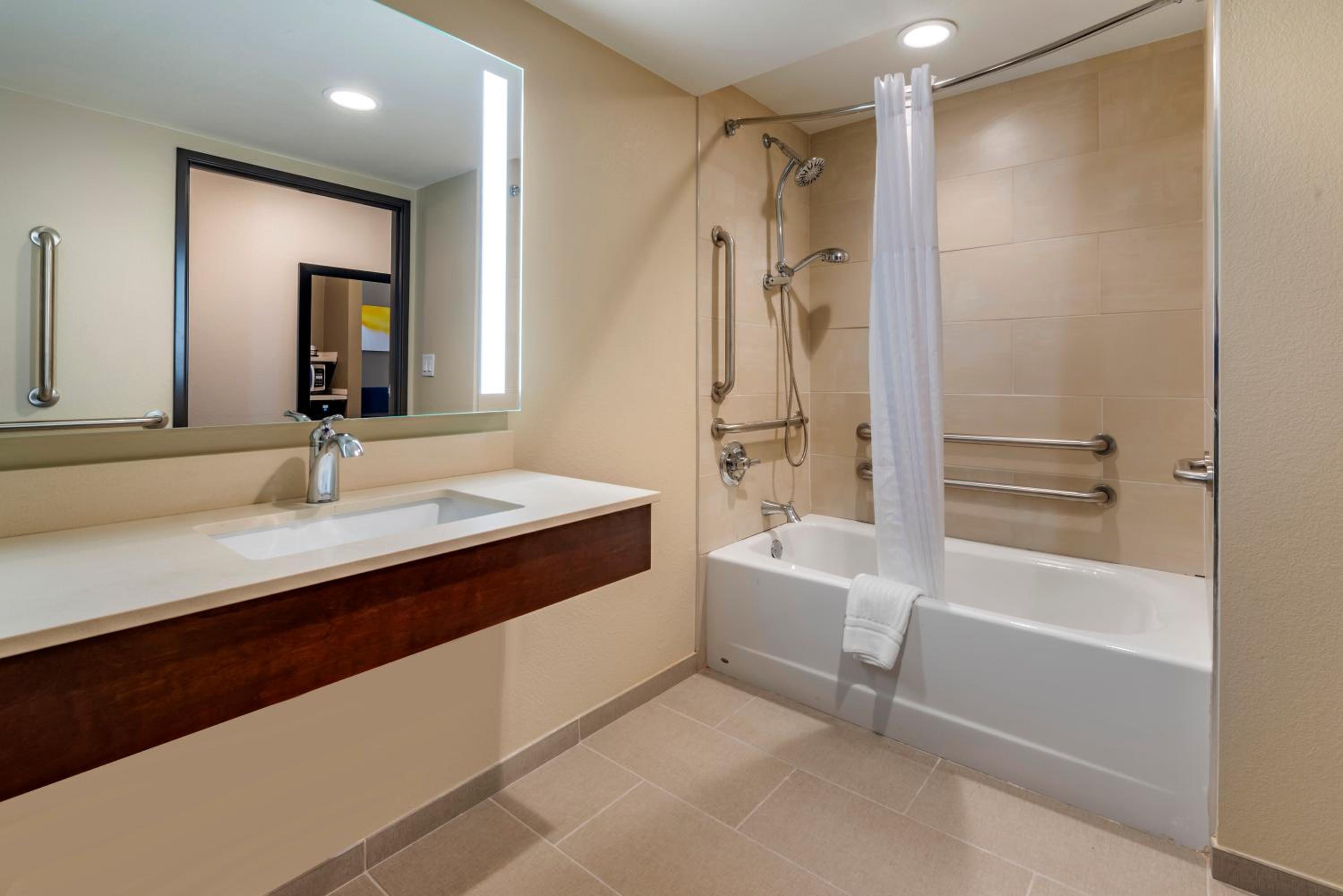 King Suite - Accessible/Non-Smoking - Photo 4
