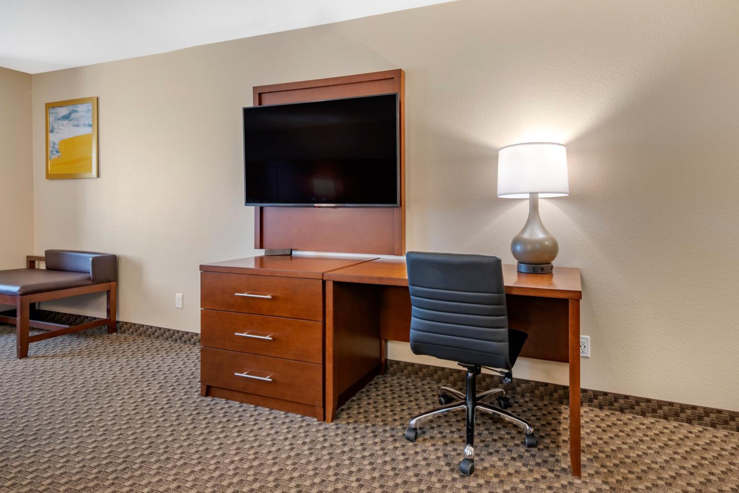 Queen Suite with Two Queen Beds - Non-Smoking - Photo 8