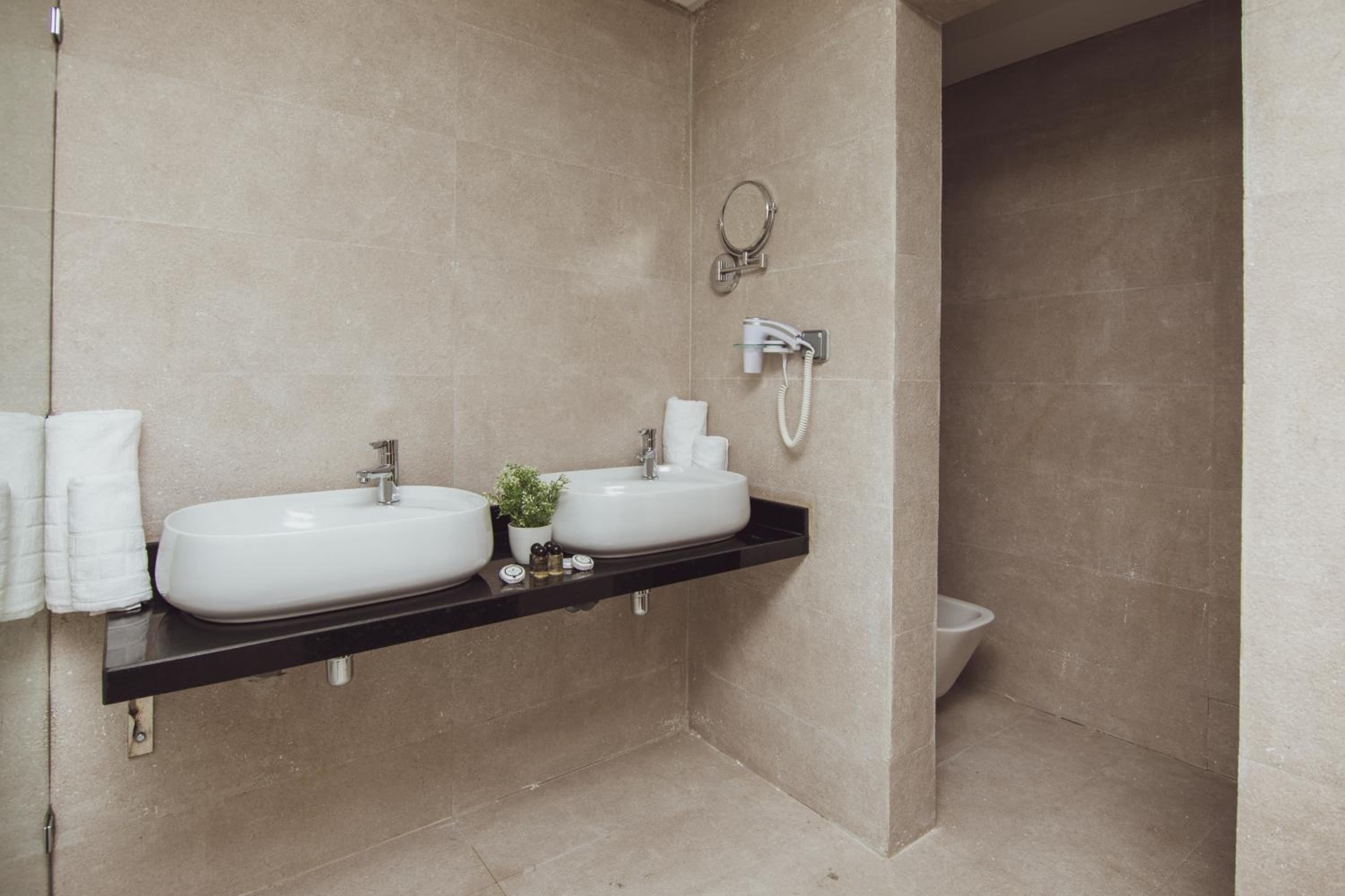 Superior King Suite - Photo 8