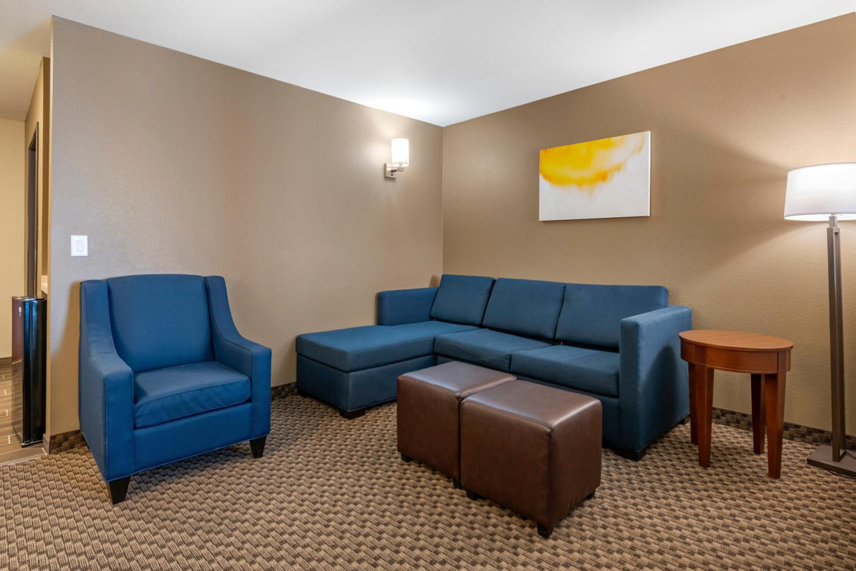Queen Suite with Two Queen Beds - Non-Smoking - Photo 3
