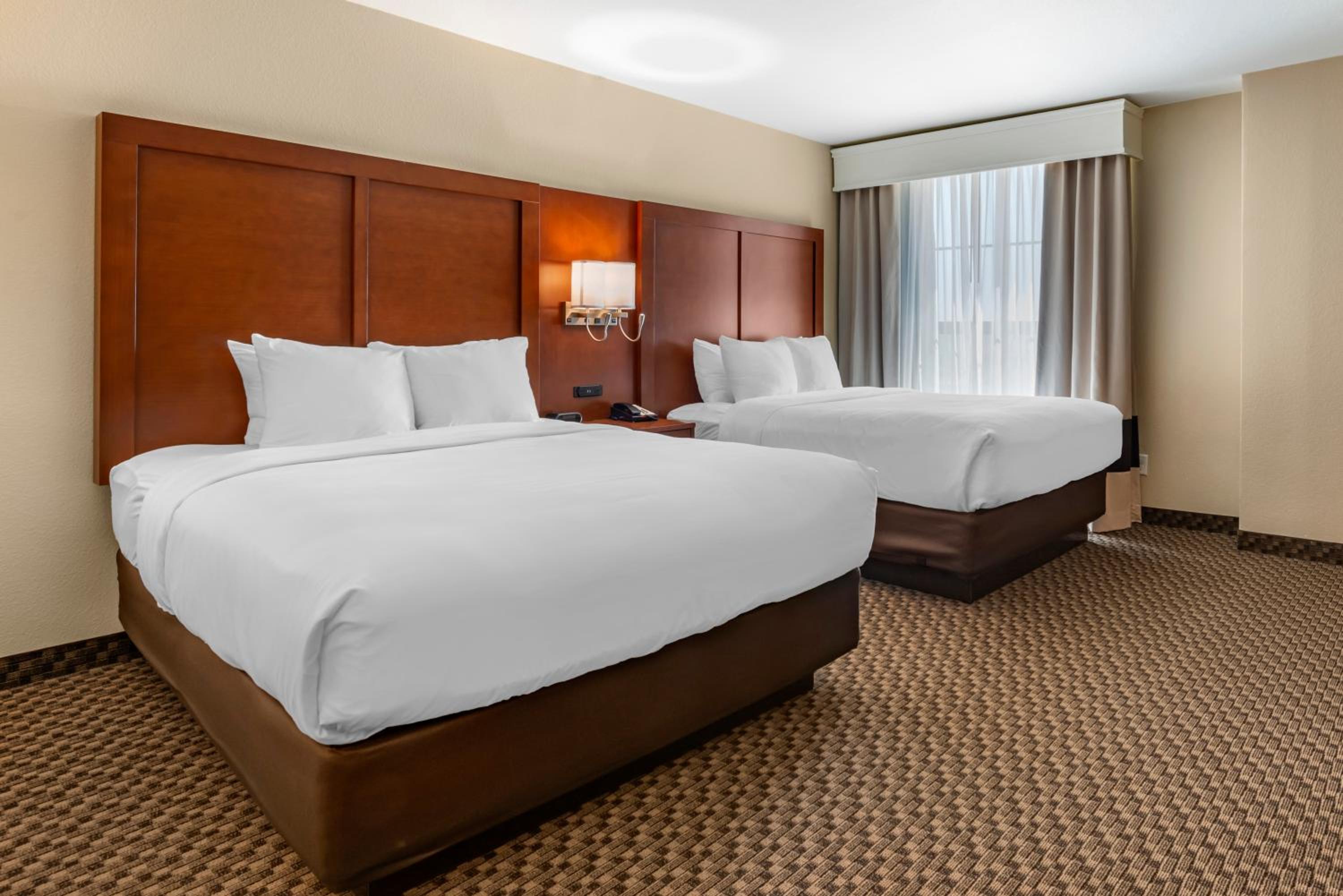 Queen Suite with Two Queen Beds - Non-Smoking - Photo 2