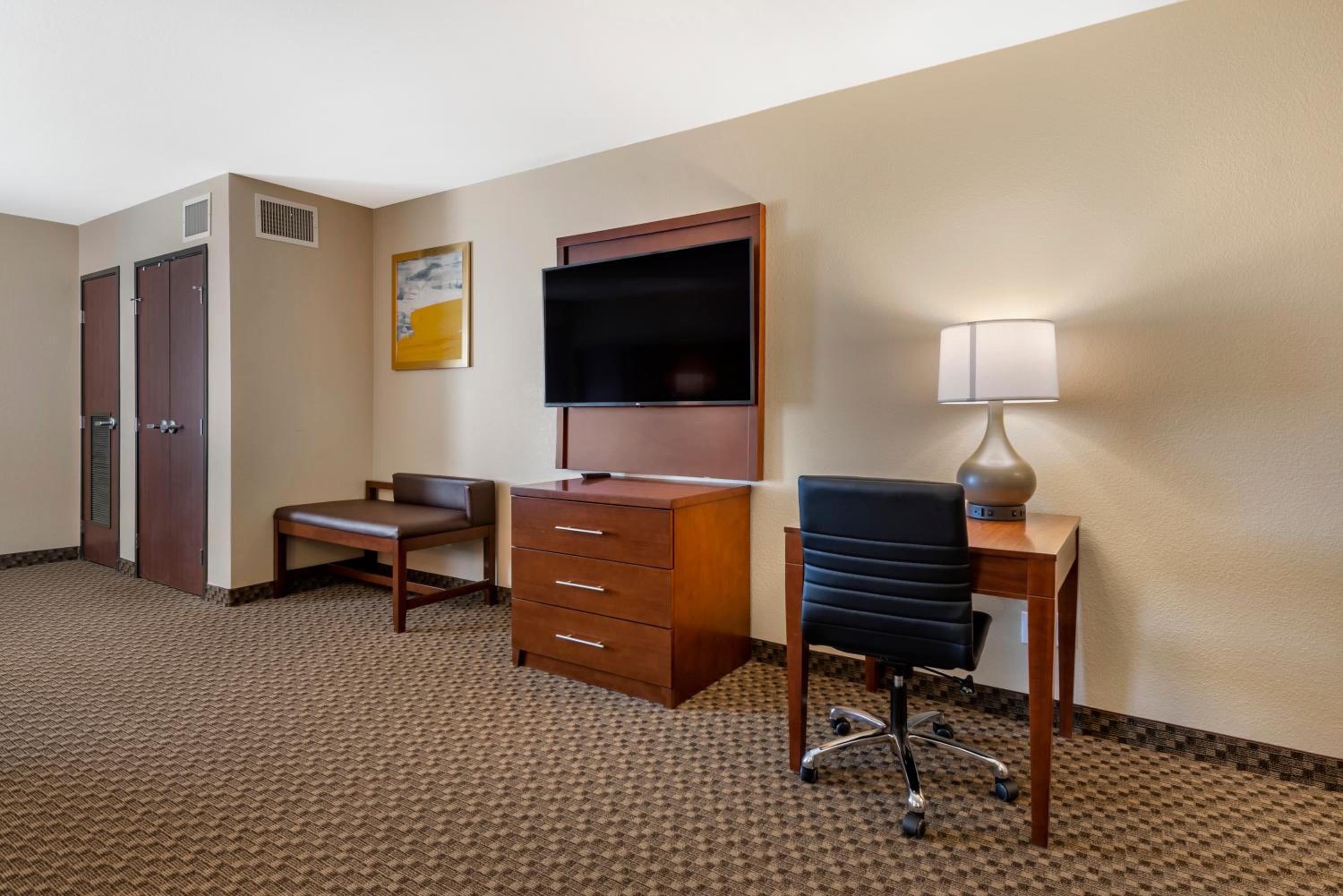 Queen Suite with Two Queen Beds - Non-Smoking - Photo 5