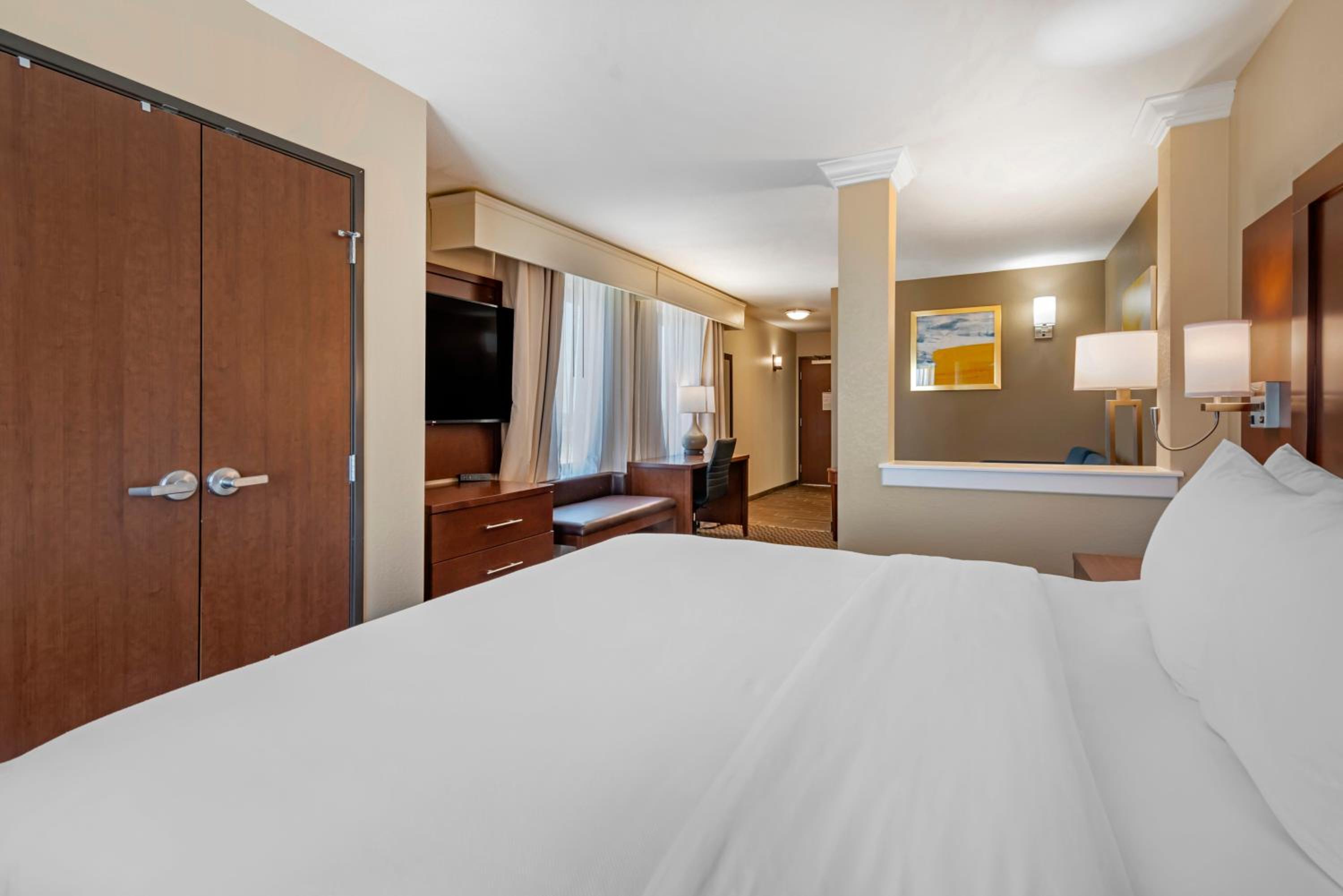 King Suite with Spa Bath - Non-Smoking - Photo 7