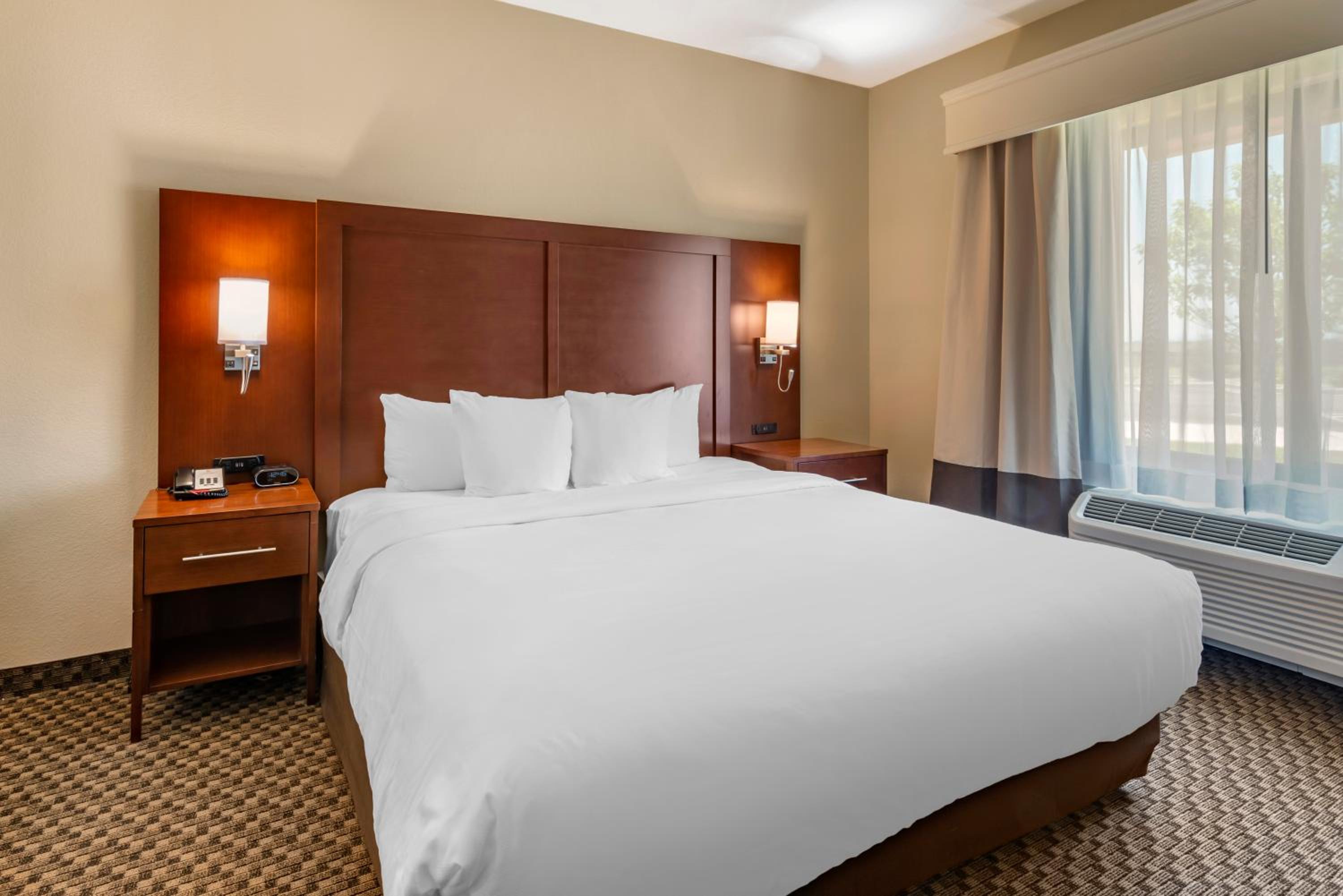 King Suite - Accessible/Non-Smoking - Photo 4