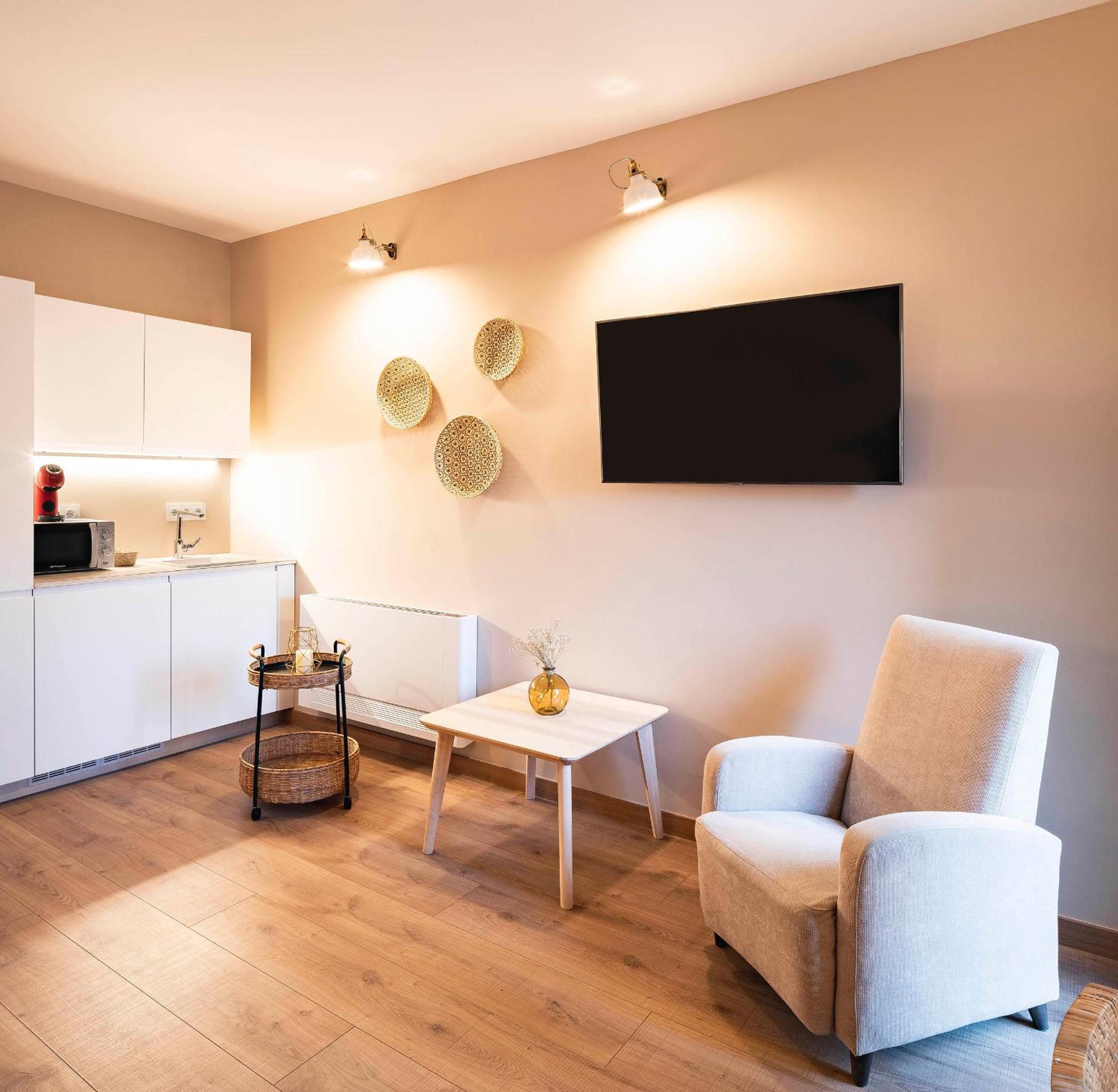 One-Bedroom Apartment - Photo 2