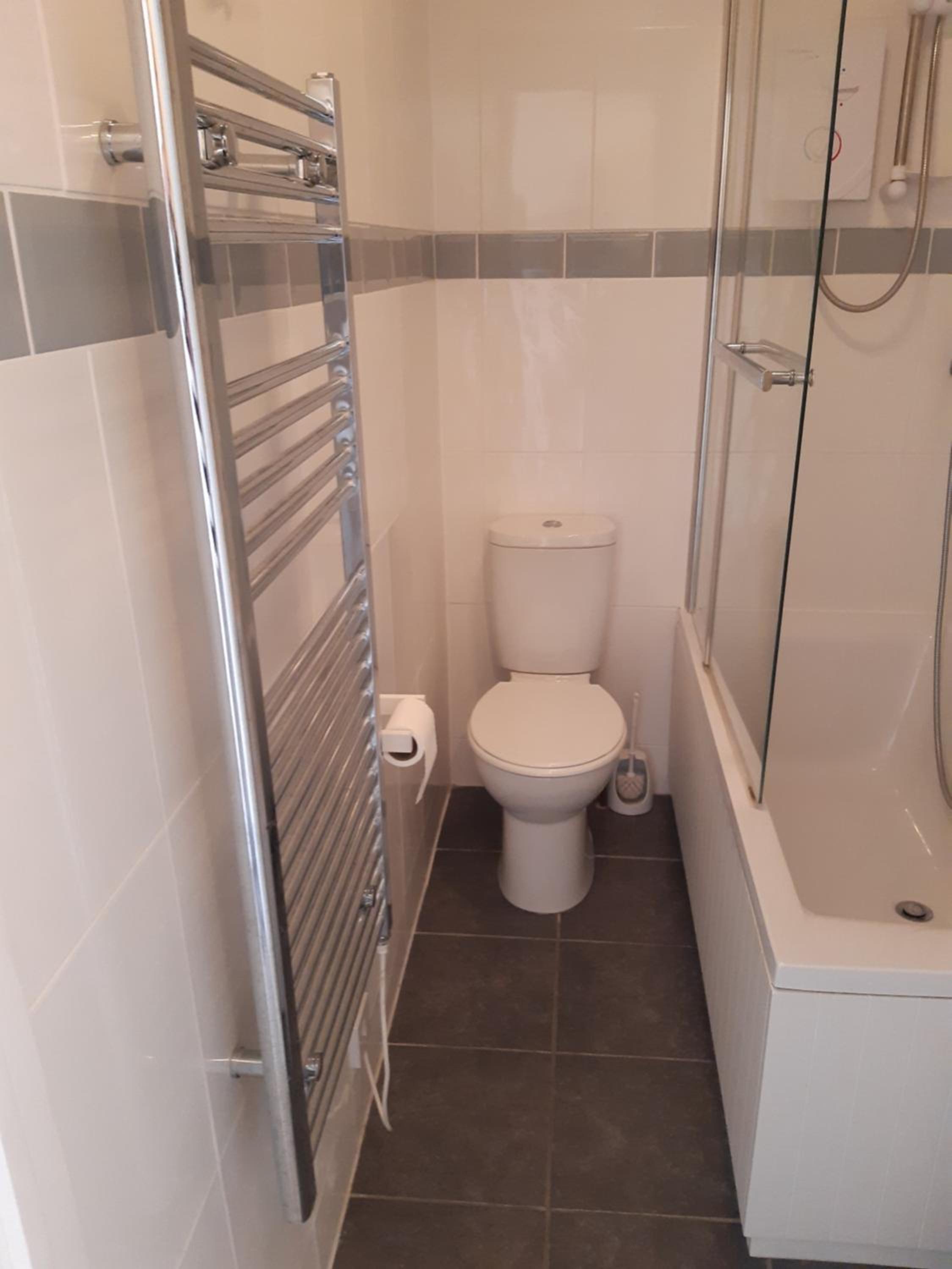Twin Room with Private Bathroom - Photo 3